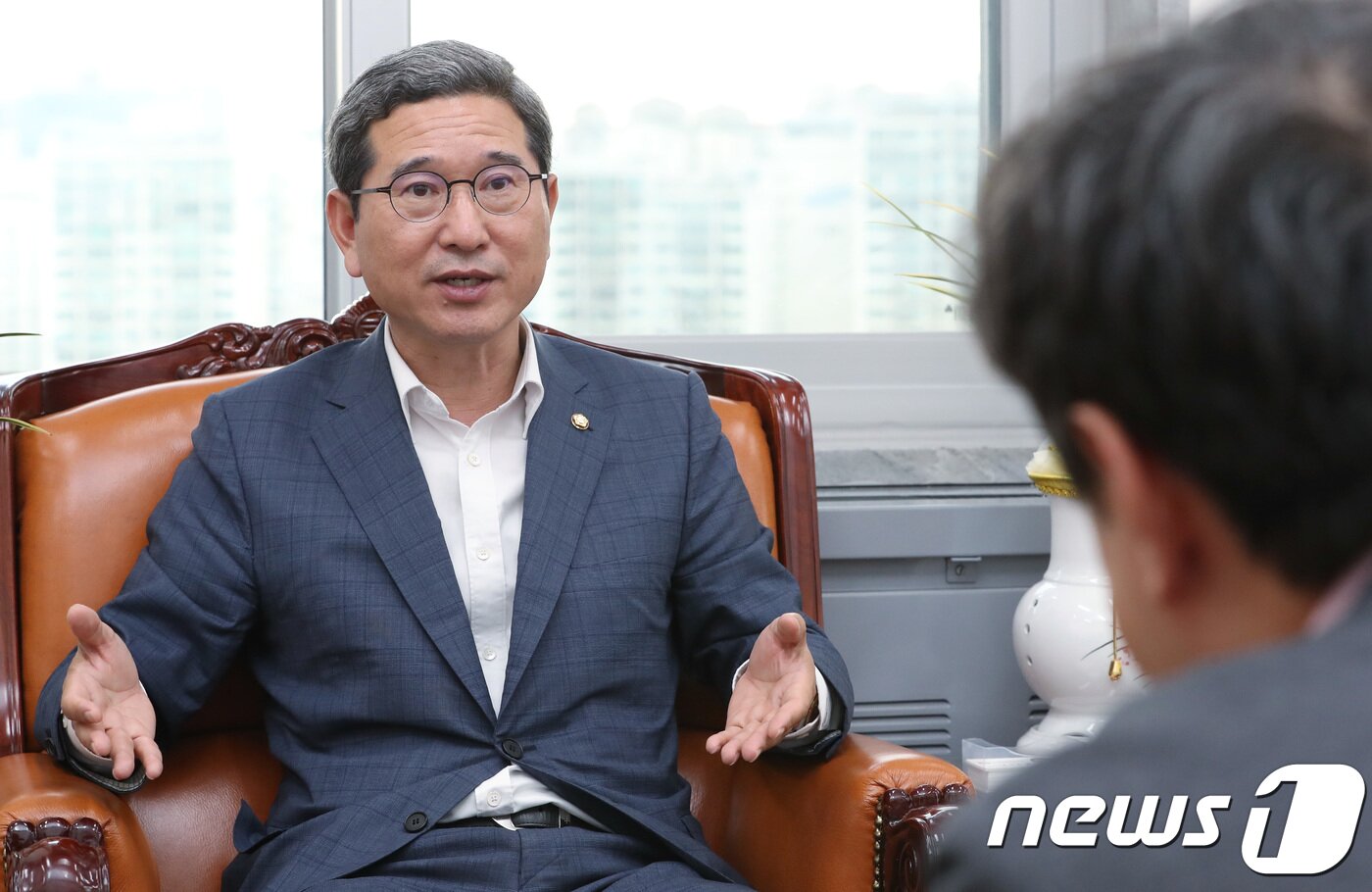 본문 이미지 - 김학용 국회 환경노동위원장이 20일 오후 서울 여의도 국회 환경노동위원장실에서 뉴스1과 인터뷰를 하고 있다. 2018.8.20/뉴스1 ⓒ News1 박정호 기자