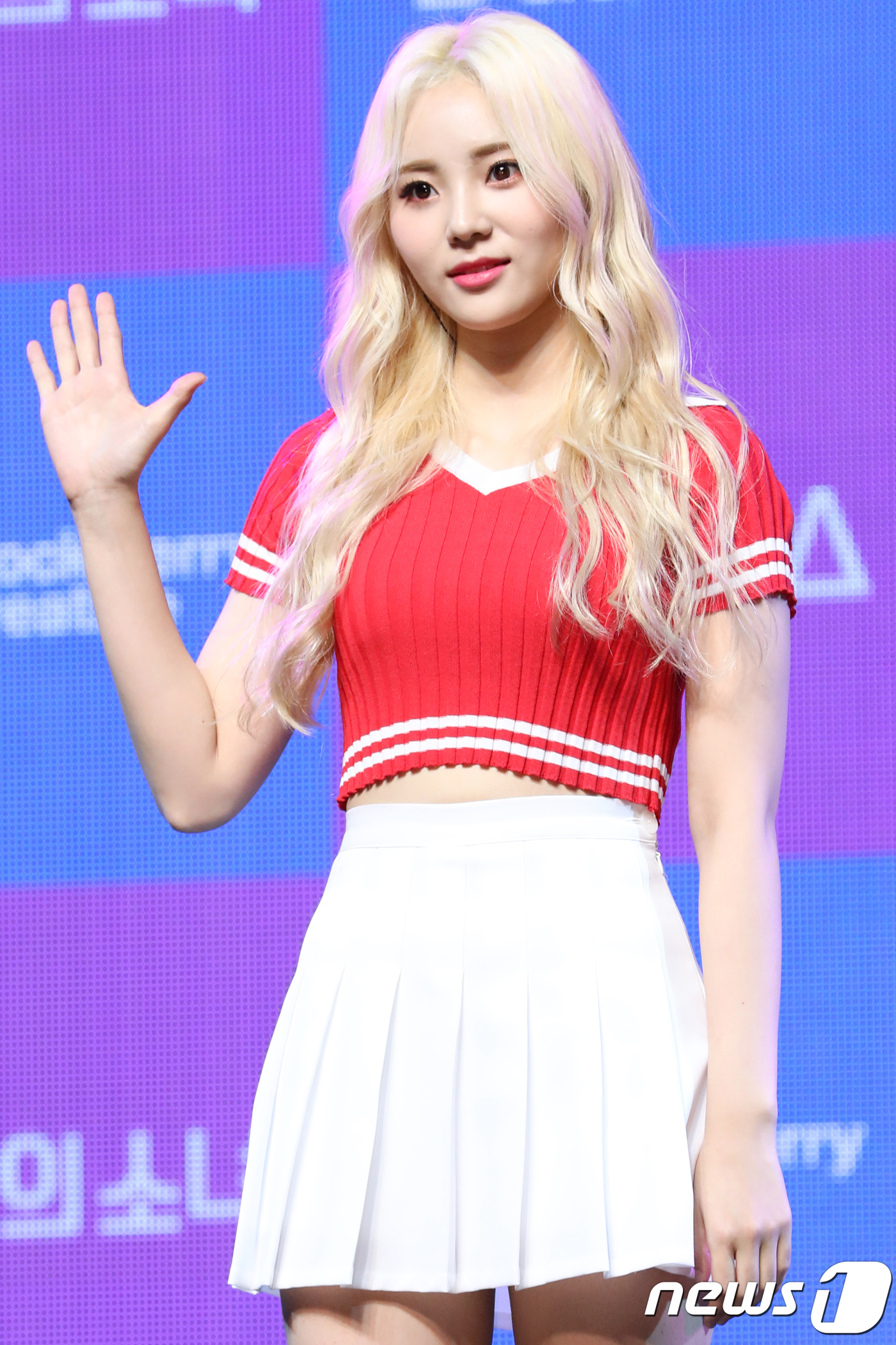 (서울=뉴스1) 강고은 에디터 = 이달의 소녀 진솔이 20일 오후 서울 용산구 블루스퀘어에서 진행된 데뷔 미니 앨범 '+ +(플러스 플러스)' 쇼케이스에 참석해 포즈를 취하고 있다 …