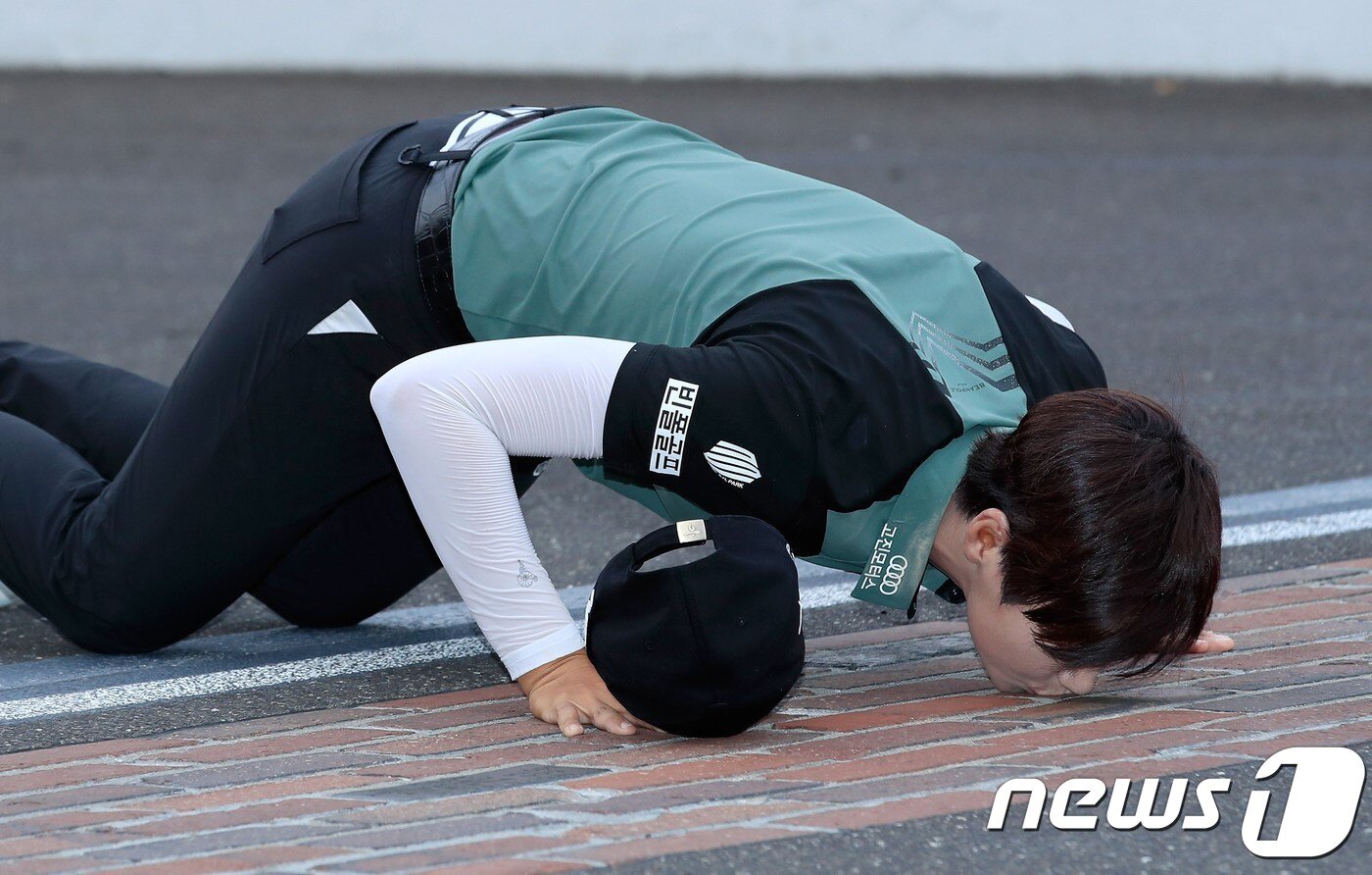 본문 이미지 - 미국여자프로골프(LPGA)투어 인디 위민 인 테크 챔피언십(총 상금 200만달러)에서 우승을 거둔 박성현이 전통에 따라 스피드웨이 피니시 라인에 입을 맞추고 있다. ⓒ AFP=뉴스1