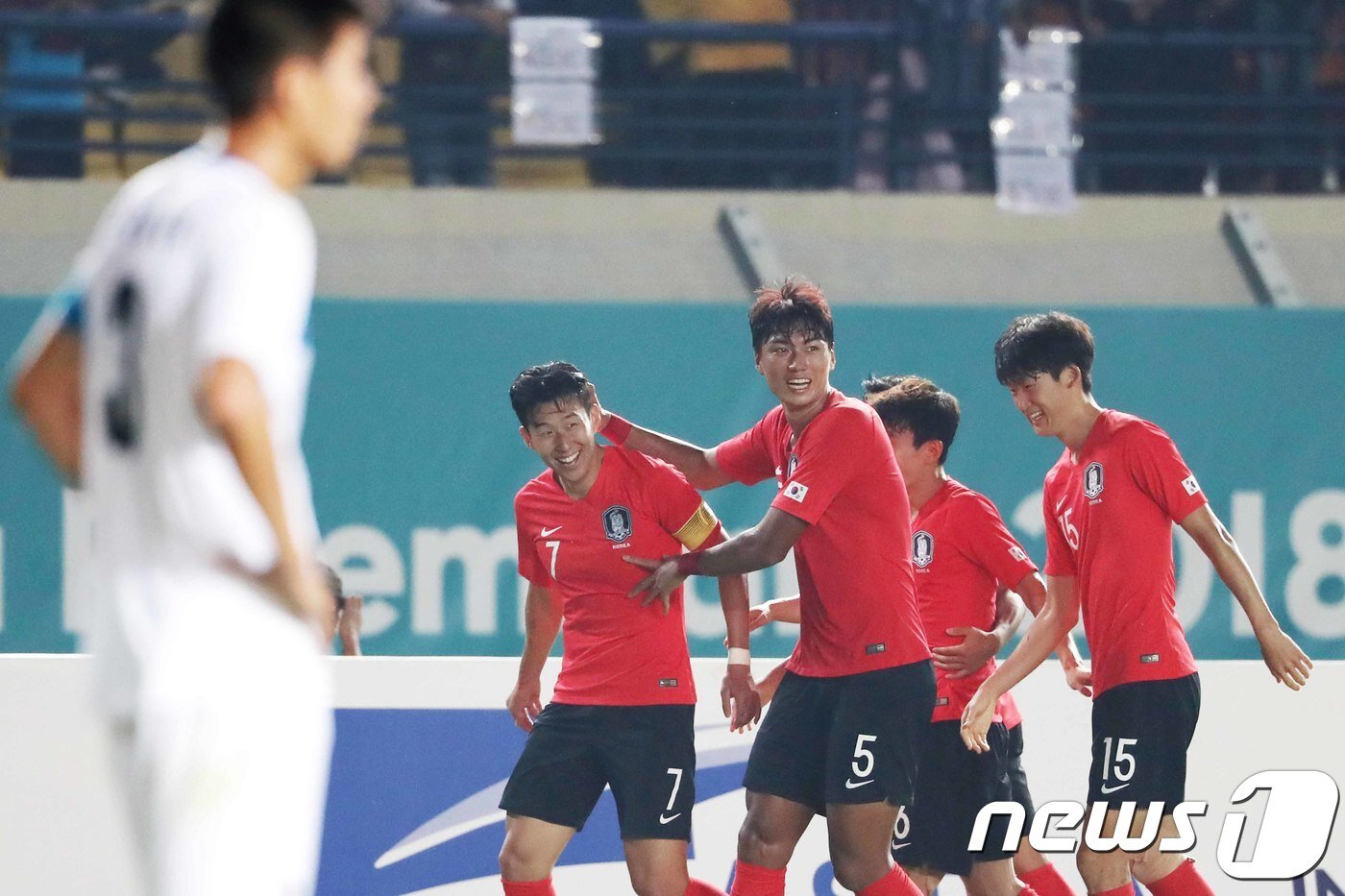 본문 이미지 - 20일 오후 인도네시아 반둥 시 잘락 하루팟 스타디움에서 열린 2018 자카르타·팔렘방 아시안게임 U-23 남자축구 대한민국과 키르기스스탄의 조별리그 3차전에서 손흥민이 골을 넣고 동료들고 기뻐하고 있다. 2018.8.20/뉴스1 ⓒ News1 임세영 기자