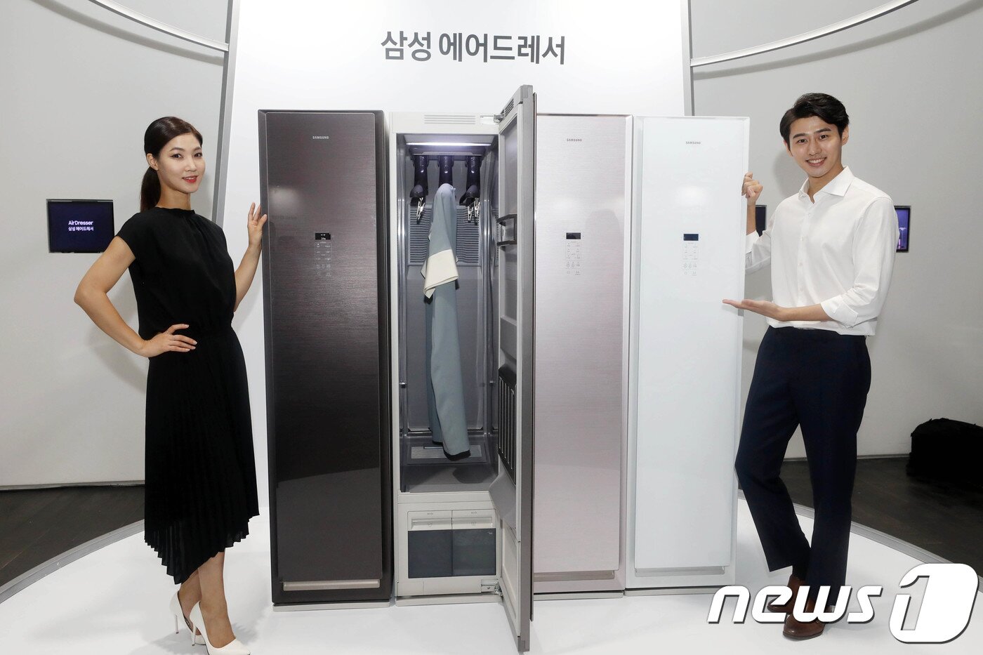 본문 이미지 - 21일 오전 서울 강남구 청담동 드레스가든에서 모델들이 삼성전자의 의류청정기 ‘에어드레서’를 선보이고 있다. 에어드레서는 에어, 스팀, 건조, 청정 4단계 전문 의류 관리가 가능한 의류청정기이다.2018.8.21/뉴스1 ⓒ News1 이광호 기자