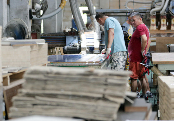 "청년 빠진 자리에 노인·외국인만"…中企 고용 미스매칭 심화