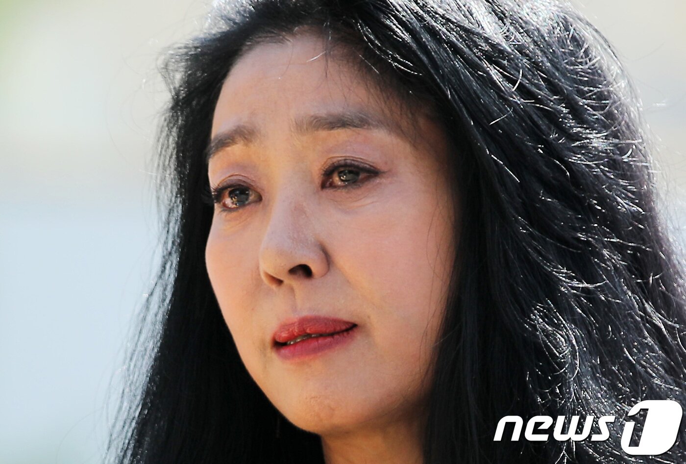 본문 이미지 - 배우 김부선이 22일 오후 경기도 성남시 분당경찰서에서 이재명 지사 여배우 스캔들 의혹 관련 피고발인 신분으로 조사를 받기 위해 출석하며 울먹거리고 있다. 2018.8.22/뉴스1 ⓒ News1 오장환 기자