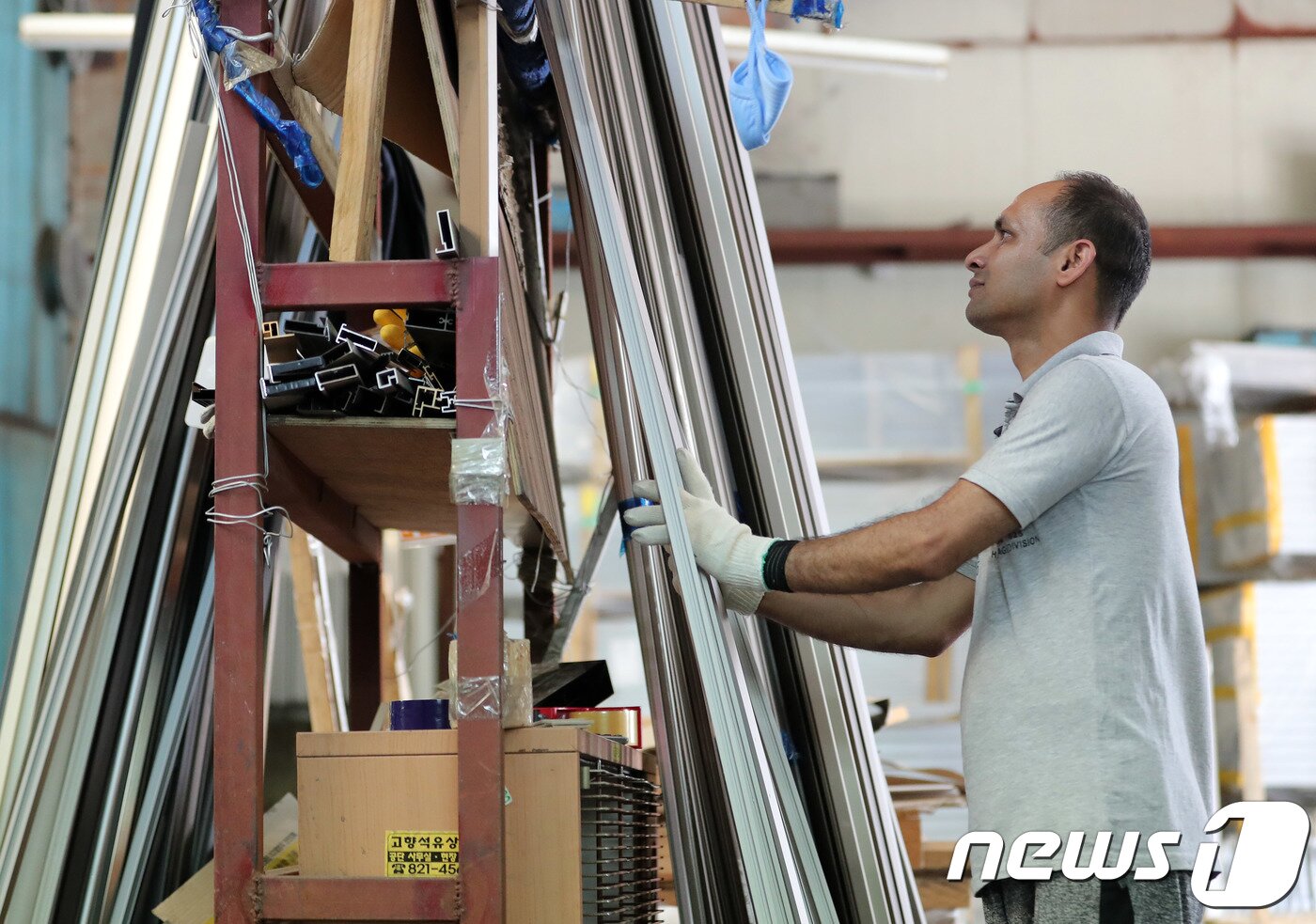 본문 이미지 - 인천 남동공단에 위차한 한 공장에서 외국인 근로자들이 일을 하고 있다.  2018.8.22/뉴스1 ⓒ News1 이재명 기자
