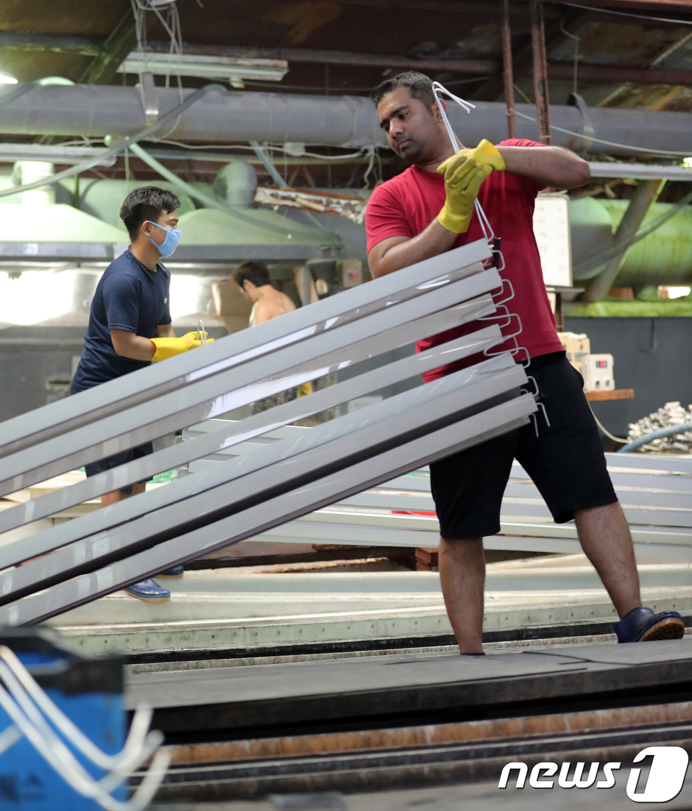 (인천=뉴스1) 이재명 기자 = 22일 오후 인천 남동공단에 위차한 한 공장에서 외국인 근로자들이 일을 하고 있다.법무부 집계에 따르면 6월말 기준으로 취업비자를 받은 외국인 근로 …