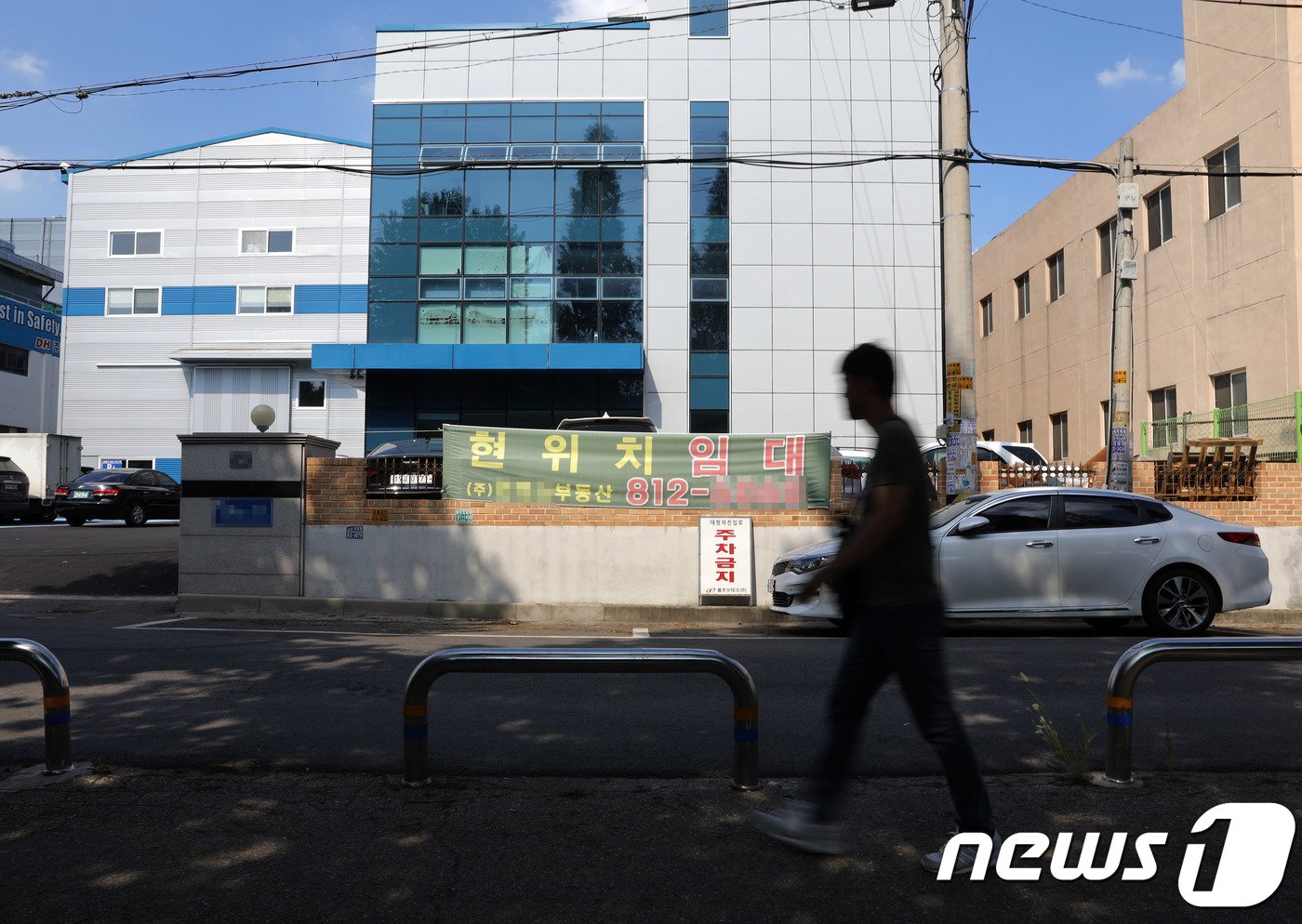 인천 남동공단에 위치한 공장에 임대를 알리는 현수막이 게시돼 있다. 2018.8.22/뉴스1 ⓒ News1 이재명 기자