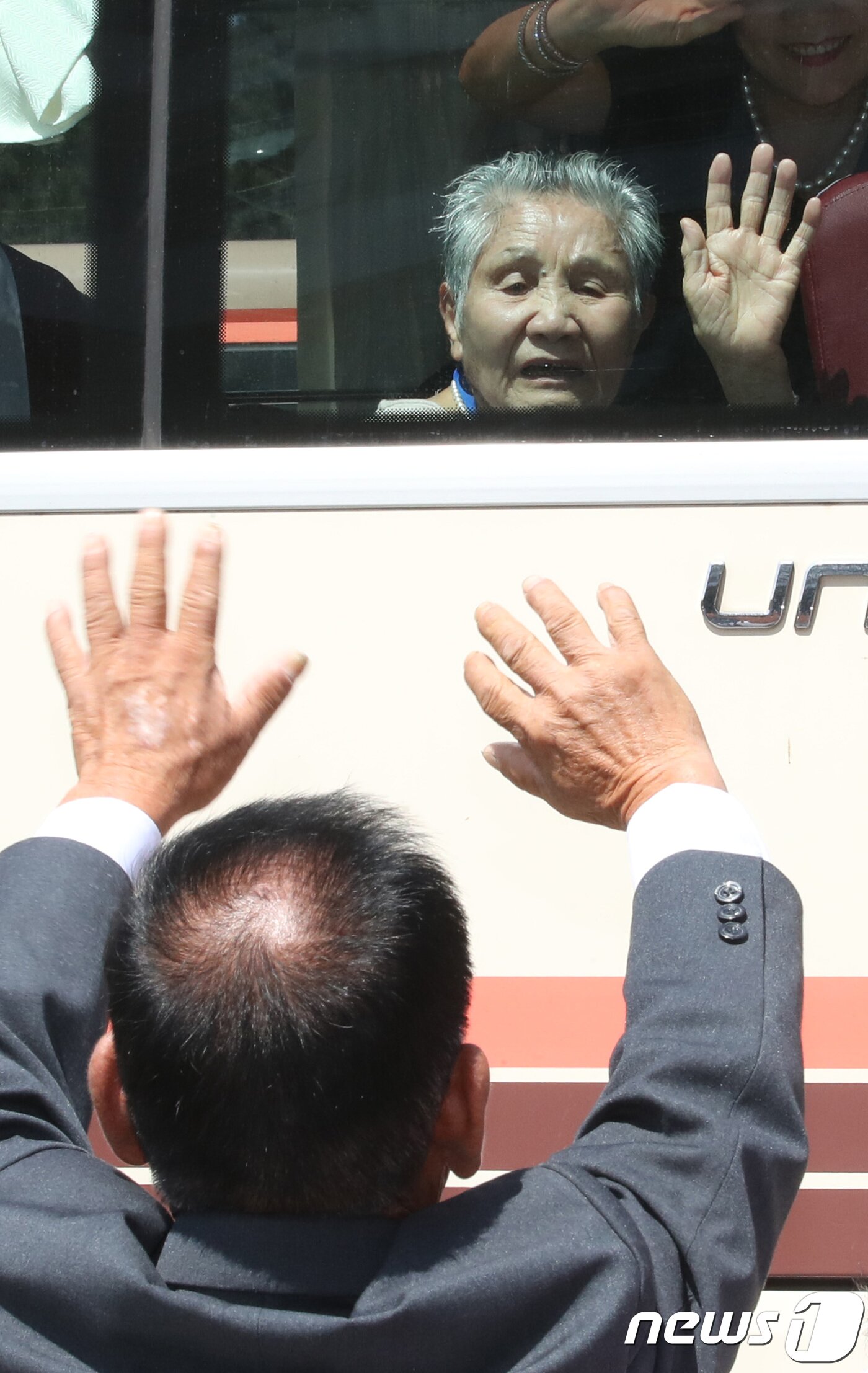 본문 이미지 - 이산가족 상봉행사 1회차 마지막날인 22일 북한 금강산호텔에서 열린 작별상봉 및 공동중식을 마친 후 버스에 오른 남측 이금섬(92) 할머니가 북측 아들 리상철(71) 씨와 마지막 인사를 하며 눈물을 흘리고 있다. 2018.8.22/뉴스1 ⓒ News1 뉴스통신취재단