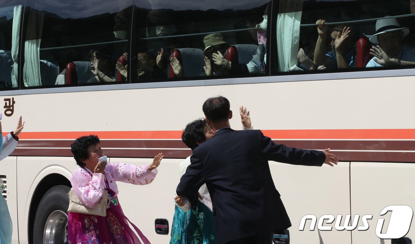 본문 이미지 - 이산가족 상봉행사 1회차 마지막날인 22일 북한 금강산호텔에서 열린 작별상봉 및 공동중식을 마친 후 버스에 오른 1차 이산가족상봉 가족들이 마지막 인사를 하고 있다.2018.8.22/뉴스1 ⓒ News1 뉴스통신취재단