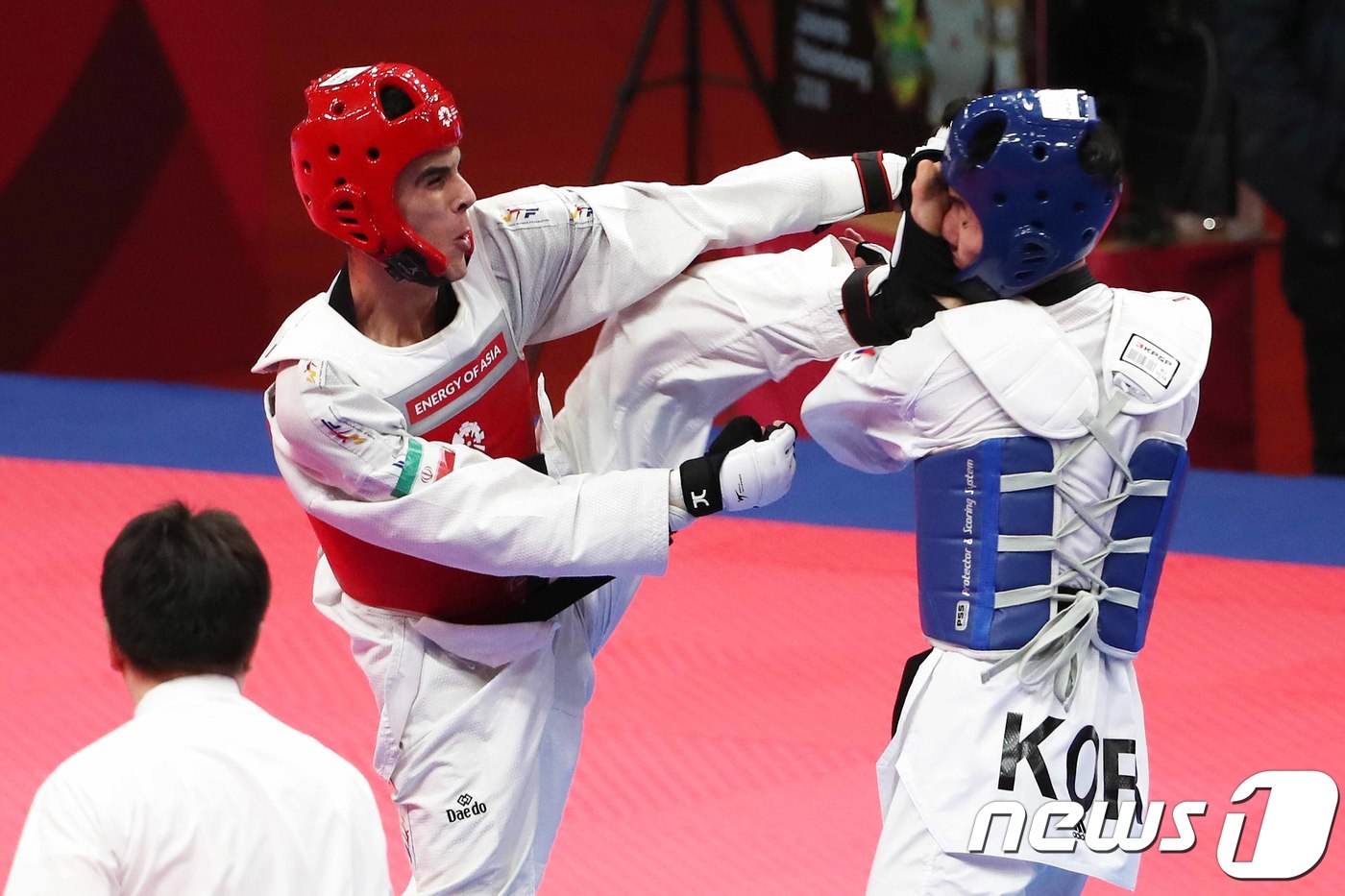 (자카르타(인도네시아)=뉴스1) 임세영 기자 = 22일 오후 인도네시아 자카르타 컨벤션센터에서 열린 2018 자카르타·팔렘방 아시안게임 태권도 겨루기 남자 -63KG  준결승에서 …