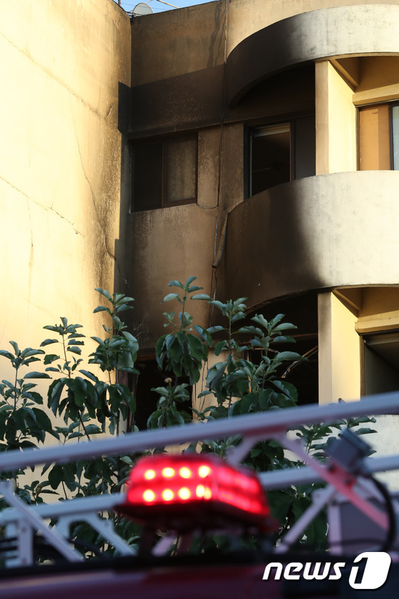 22일 오후 6시12분쯤 충북 청주시 흥덕구 봉명동의 한 회사 기숙사 4층짜리 건물 3층에서 화재가 발생해 50대 남성이 숨졌다. 불이 난 건물이 검게 그을려 있다.2018.8.22/뉴스1© News1 김용빈 기자