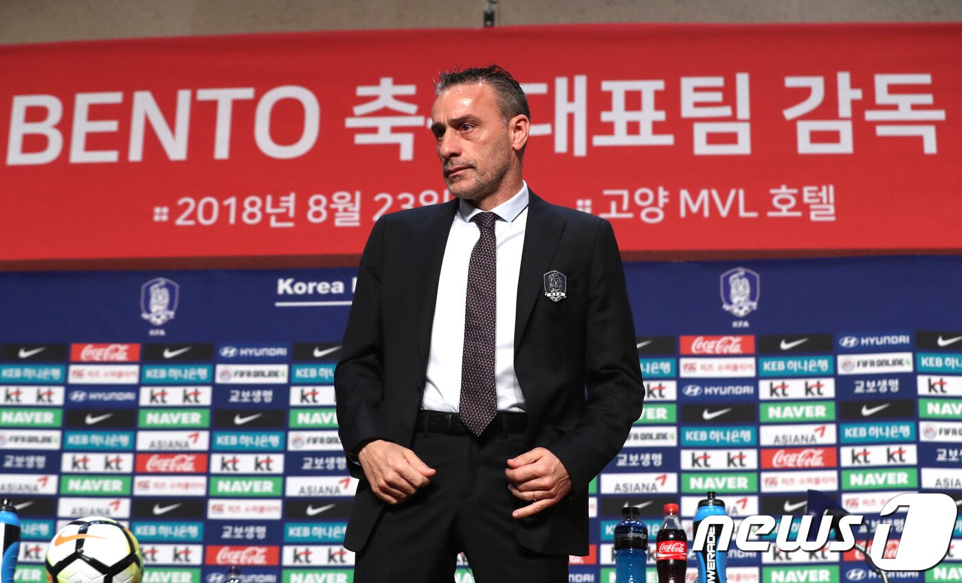 본문 이미지 - 2022카타르월드컵까지 축구국가대표팀을 지휘할 파울루 벤투 감독이 23일 오전 경기도 고양 엠블호텔에서 열린 취임 기자회견에 참석하고 있다.2018.8.23/뉴스1 ⓒ News1 이광호 기자