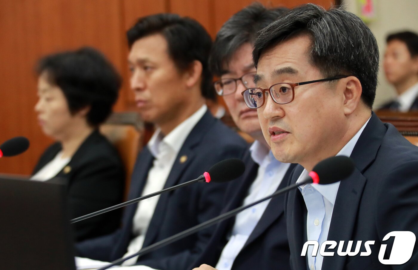 본문 이미지 - 김동연 경제부총리 겸 기획재정부 장관이 23일 서울 여의도 국회에서 열린 기획재정위원회 전체회의에서 의원들의 질의에 답변하고 있다.2018.8.23/뉴스1 ⓒ News1 이동원 기자