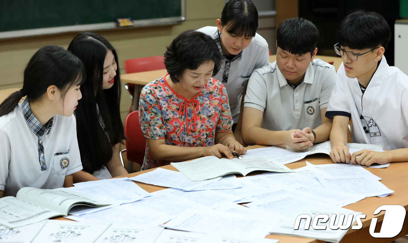 (수원=뉴스1) 오장환 기자 = 2019학년도 대학수학능력시험 응시원서 접수가 시작된 23일 오후 경기도 수원시 태장고등학교에서 수험생들이 선생님과 함께 수능 요강을 살펴보고 있다 …