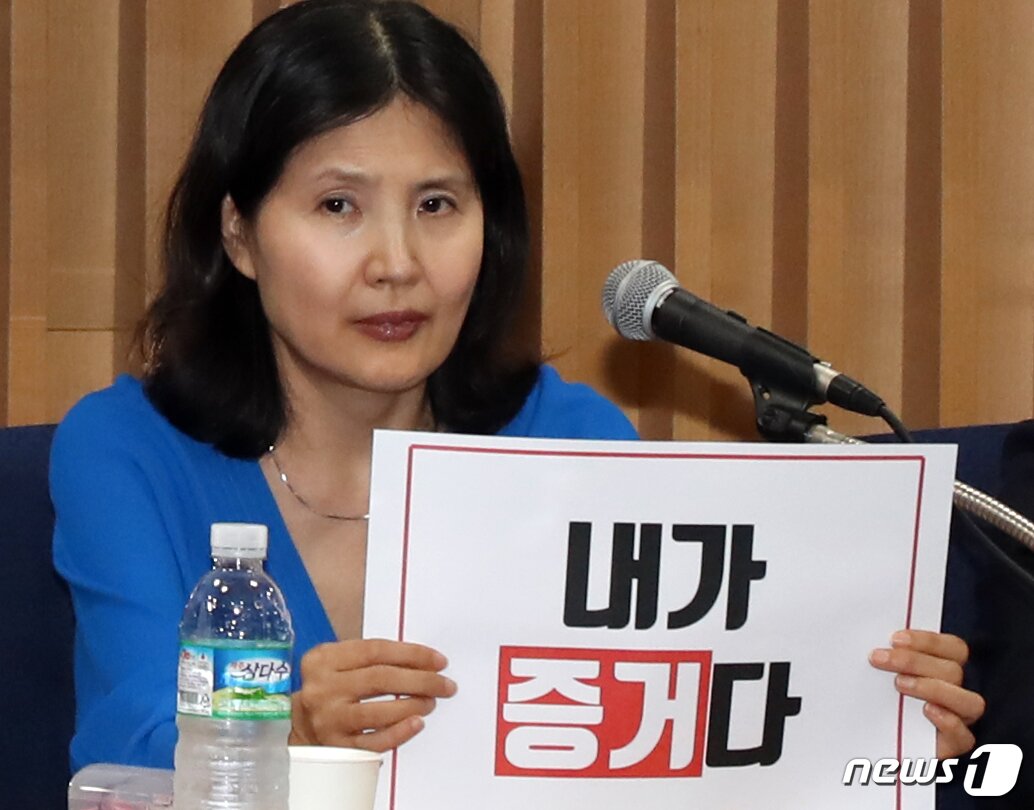 본문 이미지 - 최영미 시인. 2018.8.23/뉴스1 ⓒ News1 황기선 기자