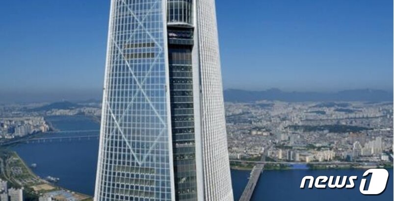 본문 이미지 - 롯데월드타워 최상층부에 적용된 다이아그리드 공법 외관ⓒ News1