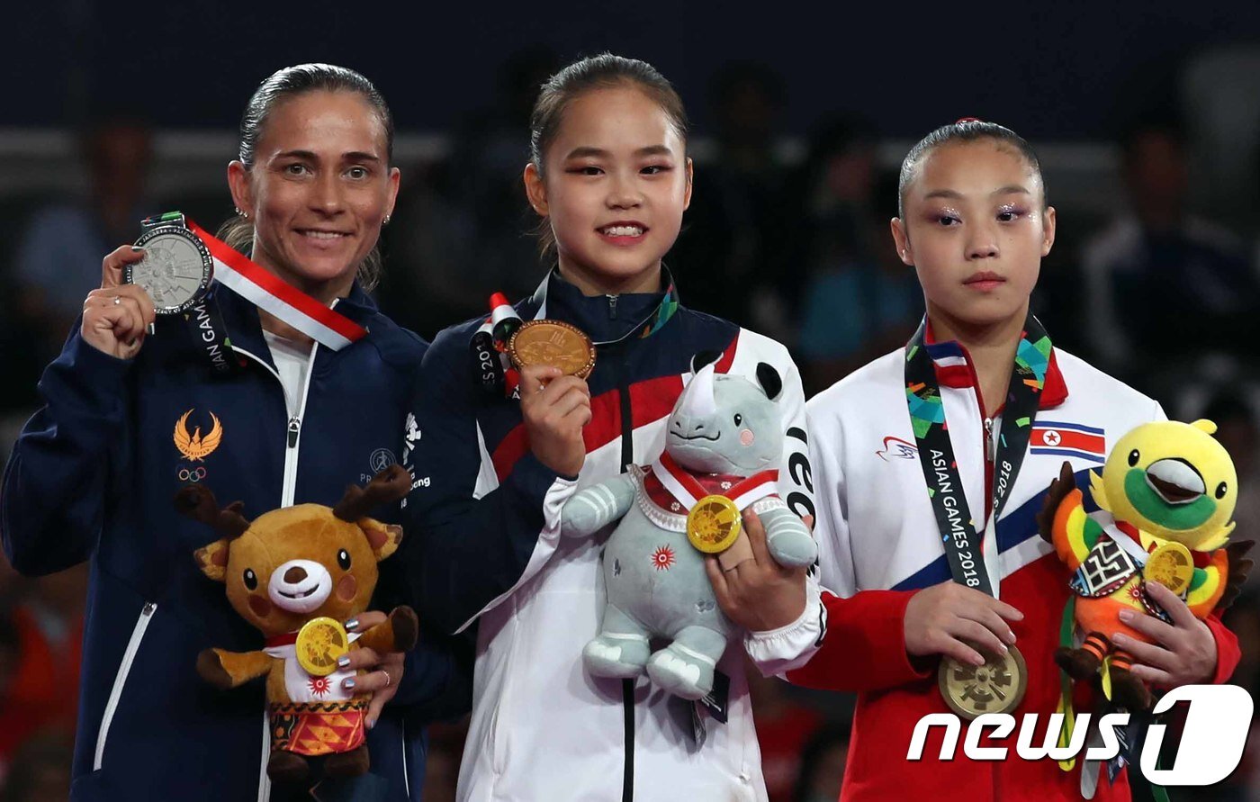 본문 이미지 - 여자 기계체조 국가대표 여서정이 23일 인도네시아 자카르타 인터내서널 엑스포(지엑스포)에서 열린 2018 자카르타-팔렘방 아시안게임 여자 기계체조 도마 결승 경기 시상식에서 금메달을 들어 보이고 있다. 2018.8.23 ⓒ 뉴스1 DB