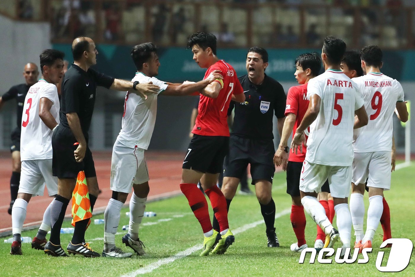 (치카랑(인도네시아)=뉴스1) 임세영 기자 = 23일 오후 인도네시아 자와바랏주 치카랑에 위치한 위바와 묵티 스타디움에서 열린 2018 자카르타·팔렘방 아시안게임 U-23 남자축구 …