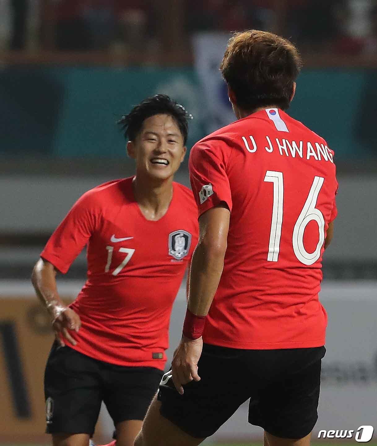 본문 이미지 - 23일 오후 인도네시아 자와바랏주 치카랑에 위치한 위바와 묵티 스타디움에서 열린 2018 자카르타·팔렘방 아시안게임 U-23 남자축구 16강전 대한민국과 이란의 경기에서 이승우가 추가골을 넣고 황의조와 함께 기뻐하고 있다. 2018.8.23/뉴스1 ⓒ News1 임세영 기자