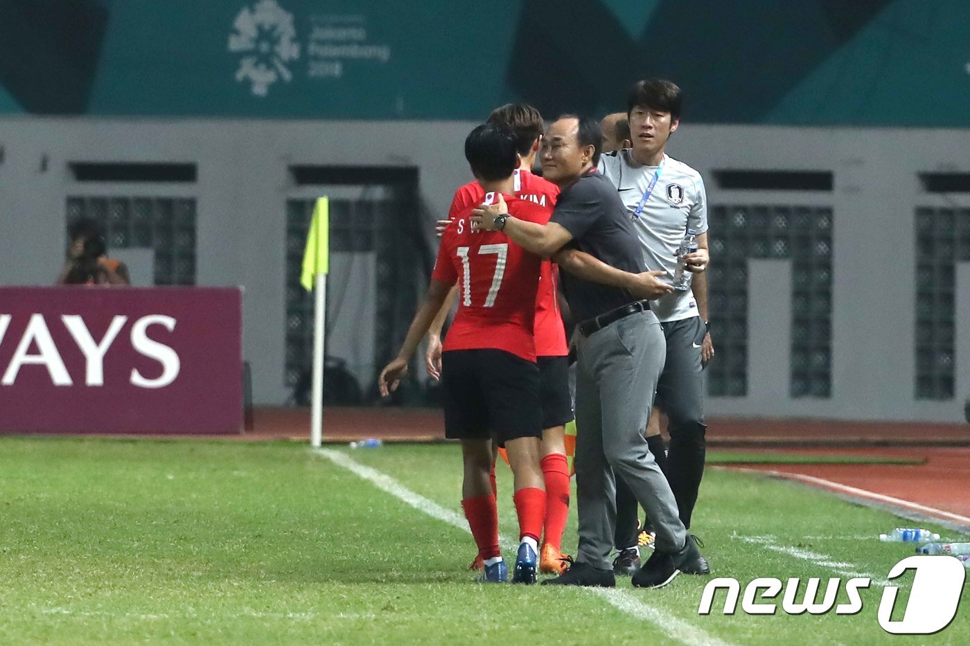 본문 이미지 - 23일 오후 인도네시아 자와바랏주 치카랑에 위치한 위바와 묵티 스타디움에서 열린 2018 자카르타·팔렘방 아시안게임 U-23 남자축구 16강전 대한민국과 이란의 경기에서 김학범 감독이 추가골을 넣은 이승우를 안아주고 있다. 2018.8.23/뉴스1 ⓒ News1 임세영 기자