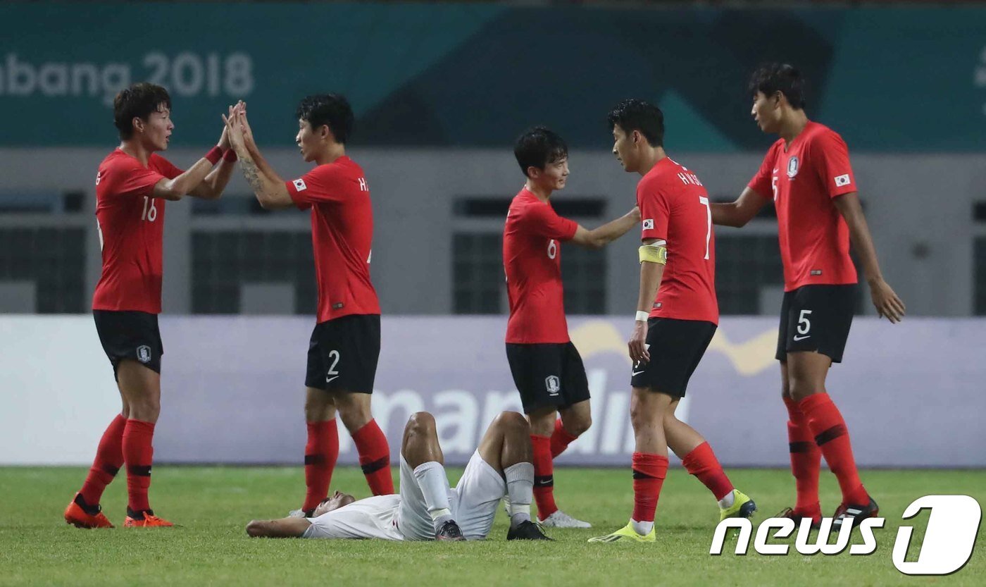 본문 이미지 - 23일 오후 인도네시아 자와바랏주 치카랑에 위치한 위바와 묵티 스타디움에서 열린 2018 자카르타·팔렘방 아시안게임 U-23 남자축구 16강전 대한민국과 이란의 경기에서 대한민국 선수들이 기뻐하고있다. 이날 대한민국은 이란을 2대0으로 꺾고 8강에 진출했다. 2018.8.23/뉴스1 ⓒ News1 임세영 기자