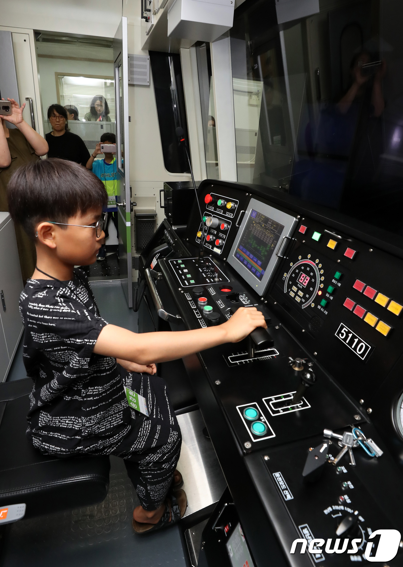 (서울=뉴스1) 황기선 기자 = 24일 서울 구로구 서울교통공사 대림승무사업소에서 열린 '기관사 체험 행사'에서 어린이들이 모의 운전 연습기를 체험하고 있다.'기관사 체험 행사'는 …