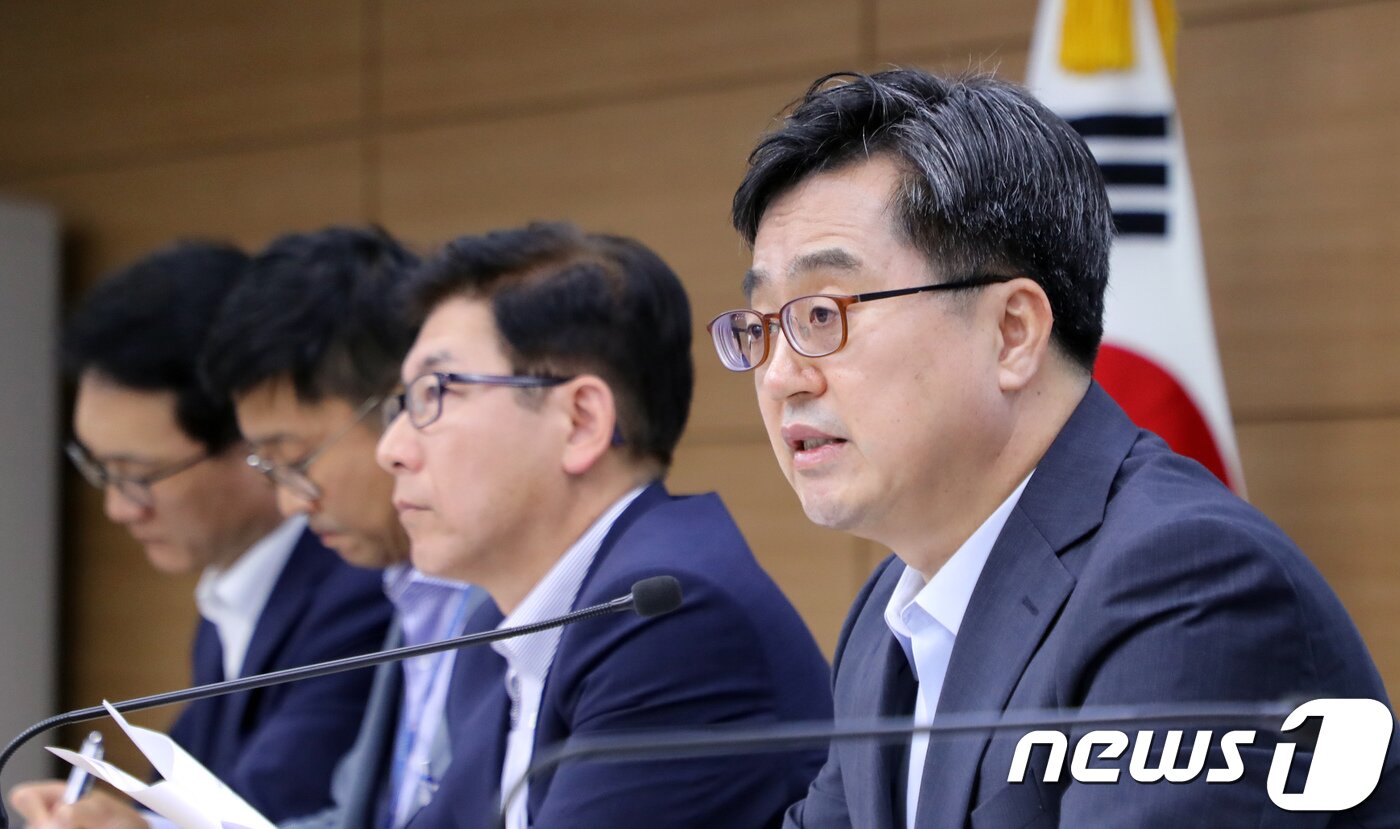 본문 이미지 - 김동연 부총리 겸 기획재정부 장관이 지난 24일 정부세종청사 기획재정부 브리핑실에서 '2019년 예산안' 및 '2018~2022 국가재정운용계획'을 발표하고 있다. 장수영 기자