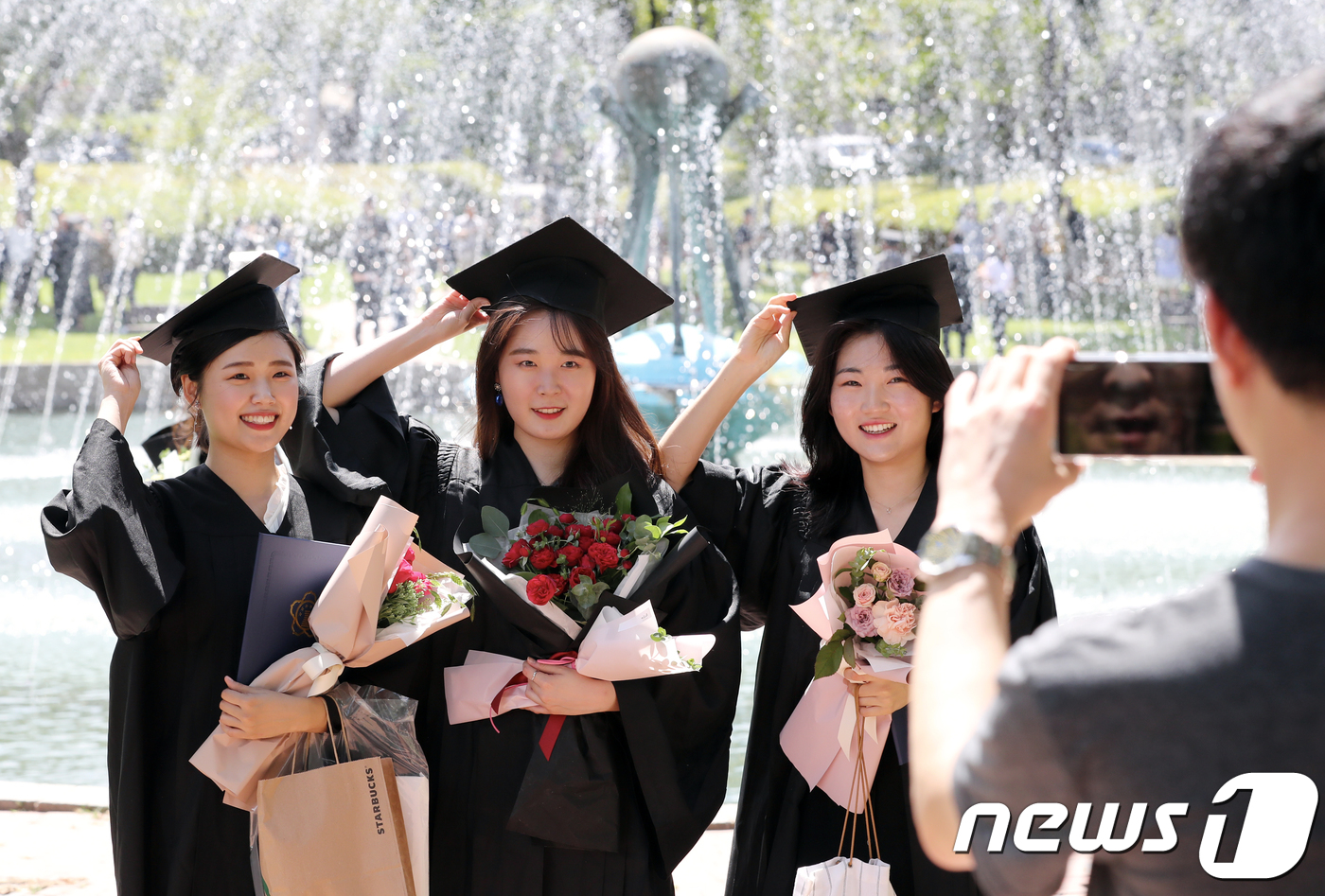 (대구=뉴스1) 공정식 기자 = 24일 경북대 대구캠퍼스에서 ‘2018년 8월 학위수여식(2017학년도 후기 학위수여식)’이 열렸다. 졸업생들이 일청담 연못 앞에서 기념사진을 찍고 …