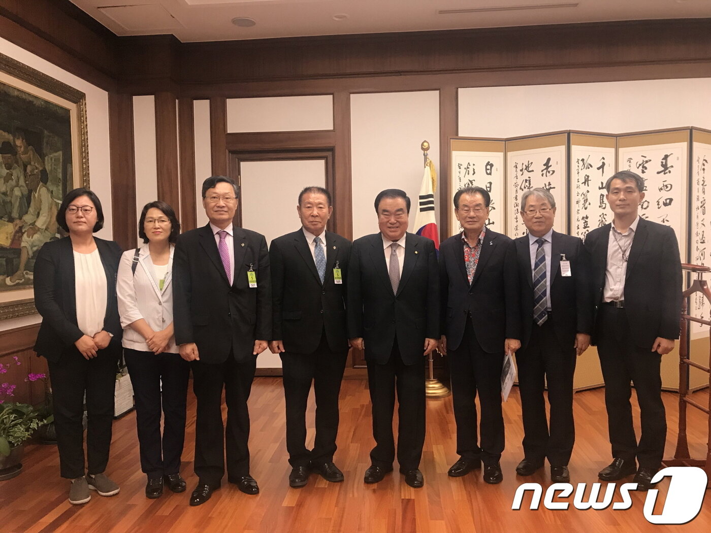 본문 이미지 - 5·18진실규명 광주위원회 위원들은 지난달 24일 문희상 국회의장과 면담하고 5·18진상규명조사위원회의 조사위원 추천이 지연되는 것과 관련해 건의서를 전달했다. &#40;광주시 제공&#41;2018.8.24/뉴스1