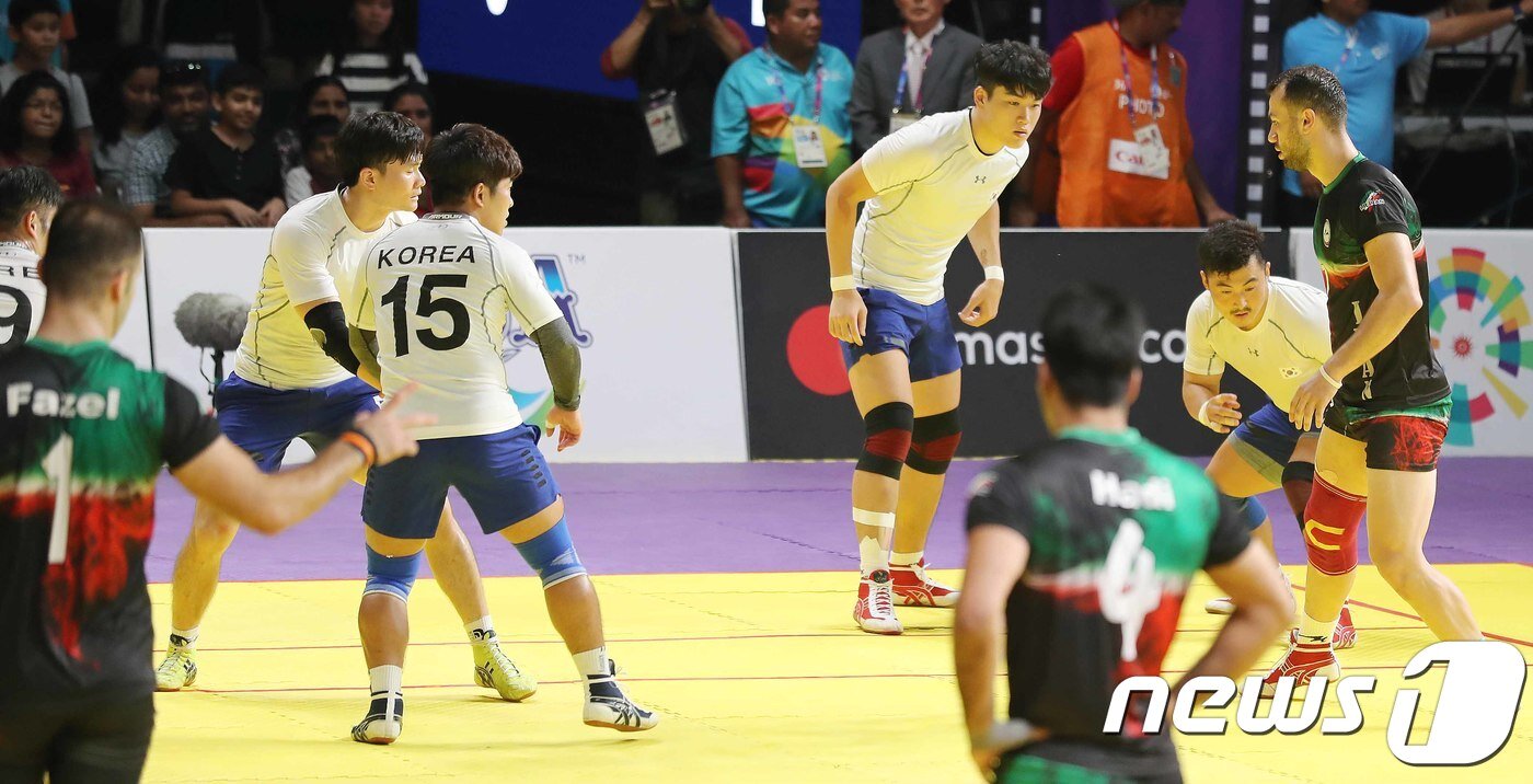본문 이미지 - 24일 오후 인도네시아 자카르타 시어터 가루다에서 열린 2018 자카르타·팔렘방 아시안게임 남자 카바디 결승전 대한민국과 이란의 경기에서 대한민국 선수들이 수비를 하고 있다. 이날 대한민국은 이란에 패하며 은메달을 차지했다. 2018.8.24/뉴스1 ⓒ News1 임세영 기자