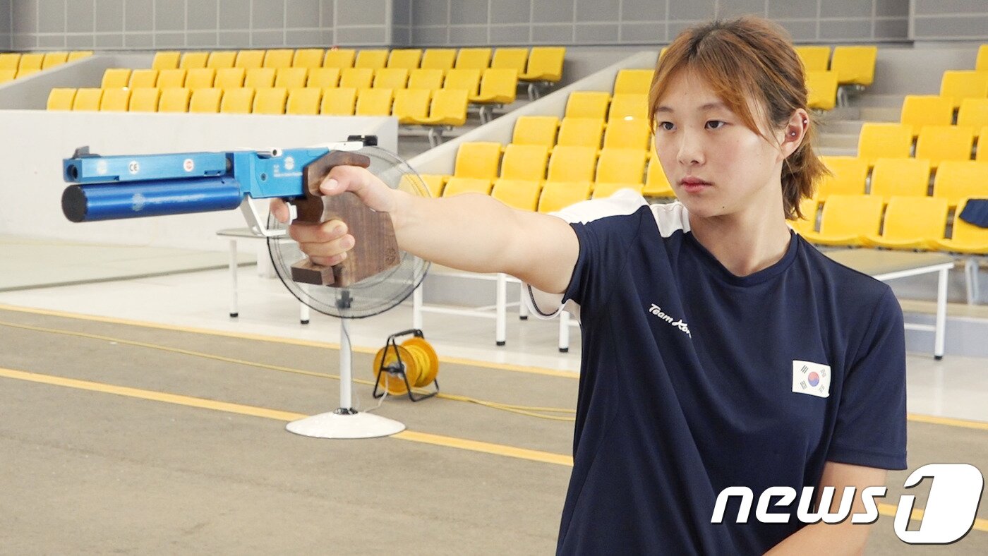 본문 이미지 - 근대5종 국가대표 김선우 선수가 경북 문경의 국군체육부대에서 사격 훈련을 하고 있다. ⓒ News1 송영성 기자