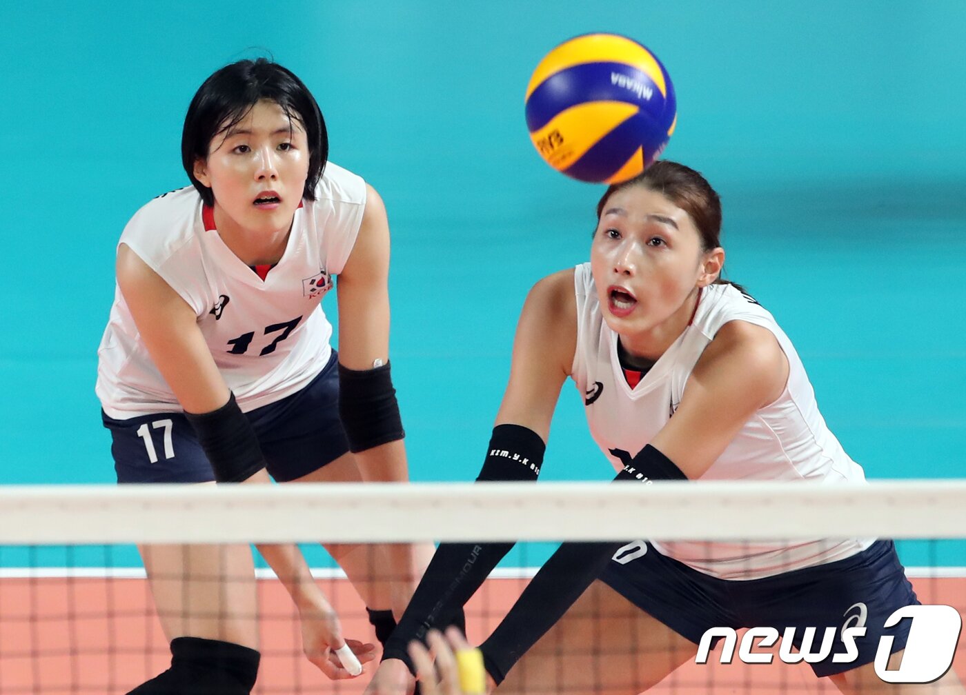 본문 이미지 - 여자배구 대표팀 김연경이 25일 인도네시아 자카르타 겔로라 붕 카르노(GBK) 배구장에서 열린 2018 자카르타- 팔렘방 아시안게임 베트남과 B조 조별리그 4차전에서 수비를 하고 있다. 2018.8.25/뉴스1 ⓒ News1 김명섭 기자
