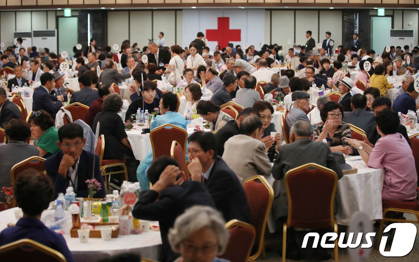 본문 이미지 - 21차 이산가족 상봉행사 2회차 둘째날인 25일 오후 북한 금강산이산가족면회소에서 단체상봉이 열리고 있다. 2018.8.25/뉴스1 ⓒ News1 뉴스통신취재단