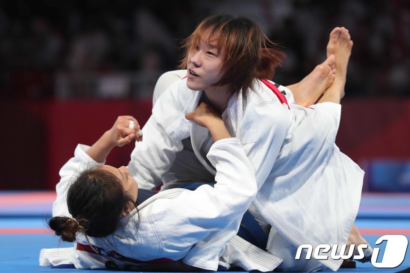 본문 이미지 - 25일 오후 인도네시아 자카르타 컨벤션센터 어셈블리홀에서 열린 2018 자카르타·팔렘방 아시안게임 주짓수 여자 62kg급 결승전에서 성기라가 공격을 하고 있다. 2018.8.25/뉴스1 ⓒ News1 임세영 기자