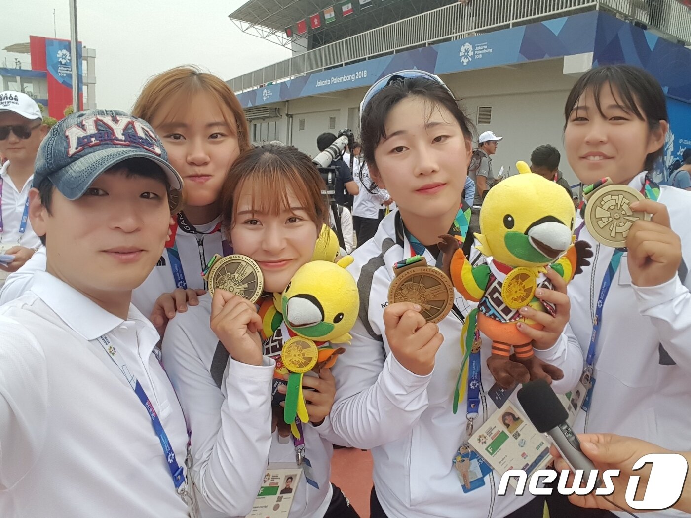 본문 이미지 - 카누 용선 단일팀이 25일 인도네시아 팔렘방 자카바링 스포츠 시티 조정 카누 레가타 코스에서 열린 2018 자카르타-팔렘방 아시안게임 여자 200m에서 동메달을 획득한 뒤 찍은 기념 사진.왼쪽부터 변은정, 강초희, 조민지, 최유슬. (대한카누연맹 제공)ⓒ News1