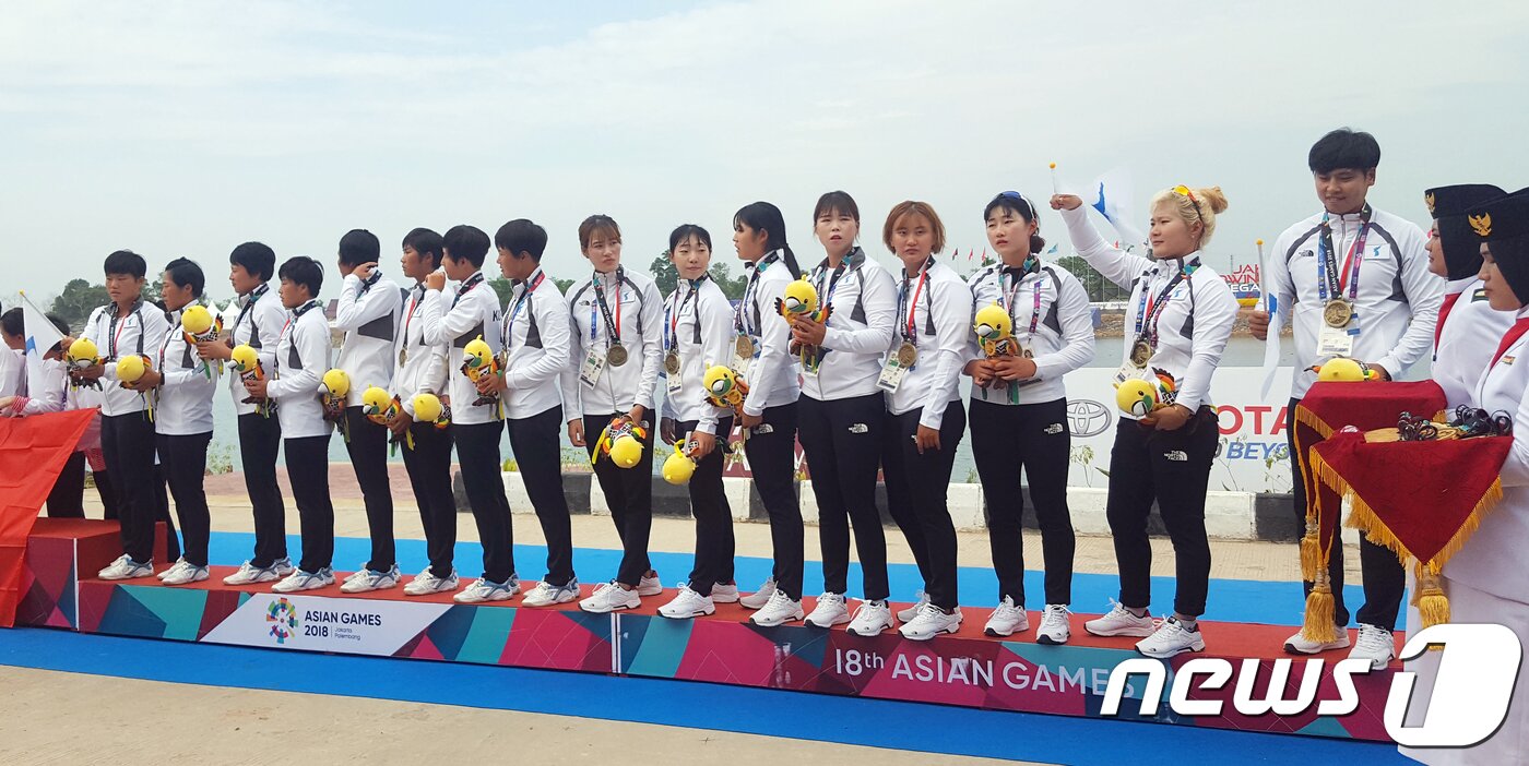 본문 이미지 - 카누 용선 단일팀이 25일 인도네시아 팔렘방 자카바링 스포츠 시티 조정 카누 레가타 코스에서 열린 2018 자카르타-팔렘방 아시안게임 여자 200m에서 동메달을 획득한 뒤 시상대에 오르고 있다. (대한카누연맹 제공) 2018.8.25/뉴스1
