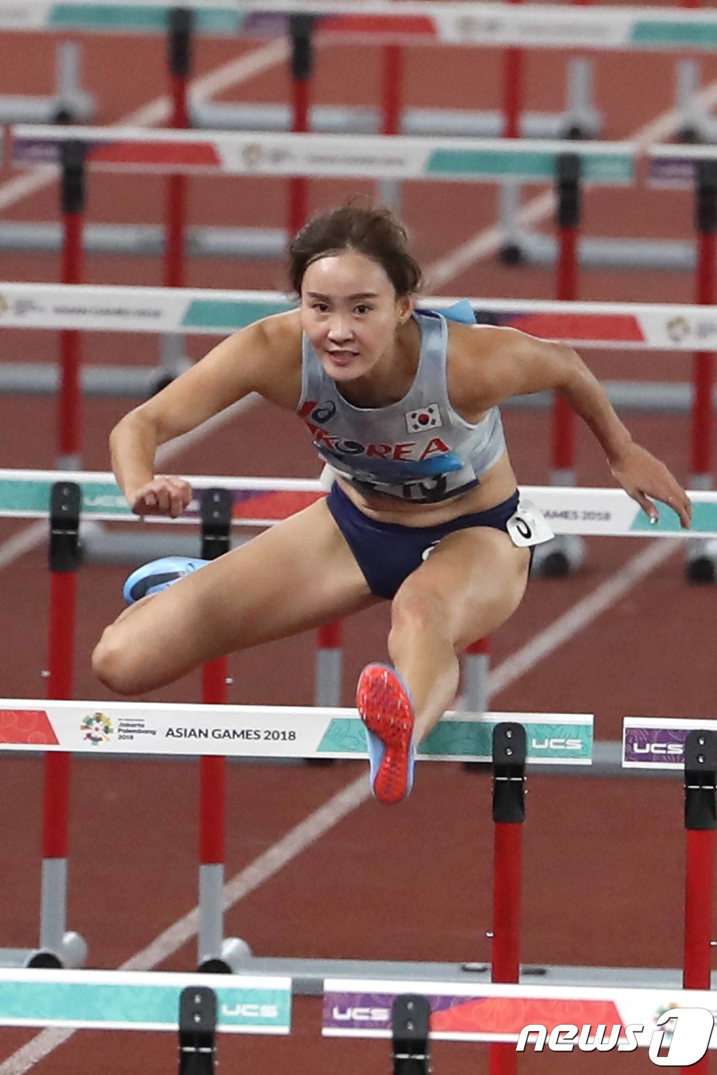 본문 이미지 - 25일 오후 인도네시아 자카르타 겔로라 붕 카르노(GBK)에서 열린 2018 자카르타·팔렘방 아시안게임 육상 여자 100M 허들 예선에서 정혜림이 역주를 하고 있다. 2018.8.25/뉴스1 ⓒ News1 임세영 기자