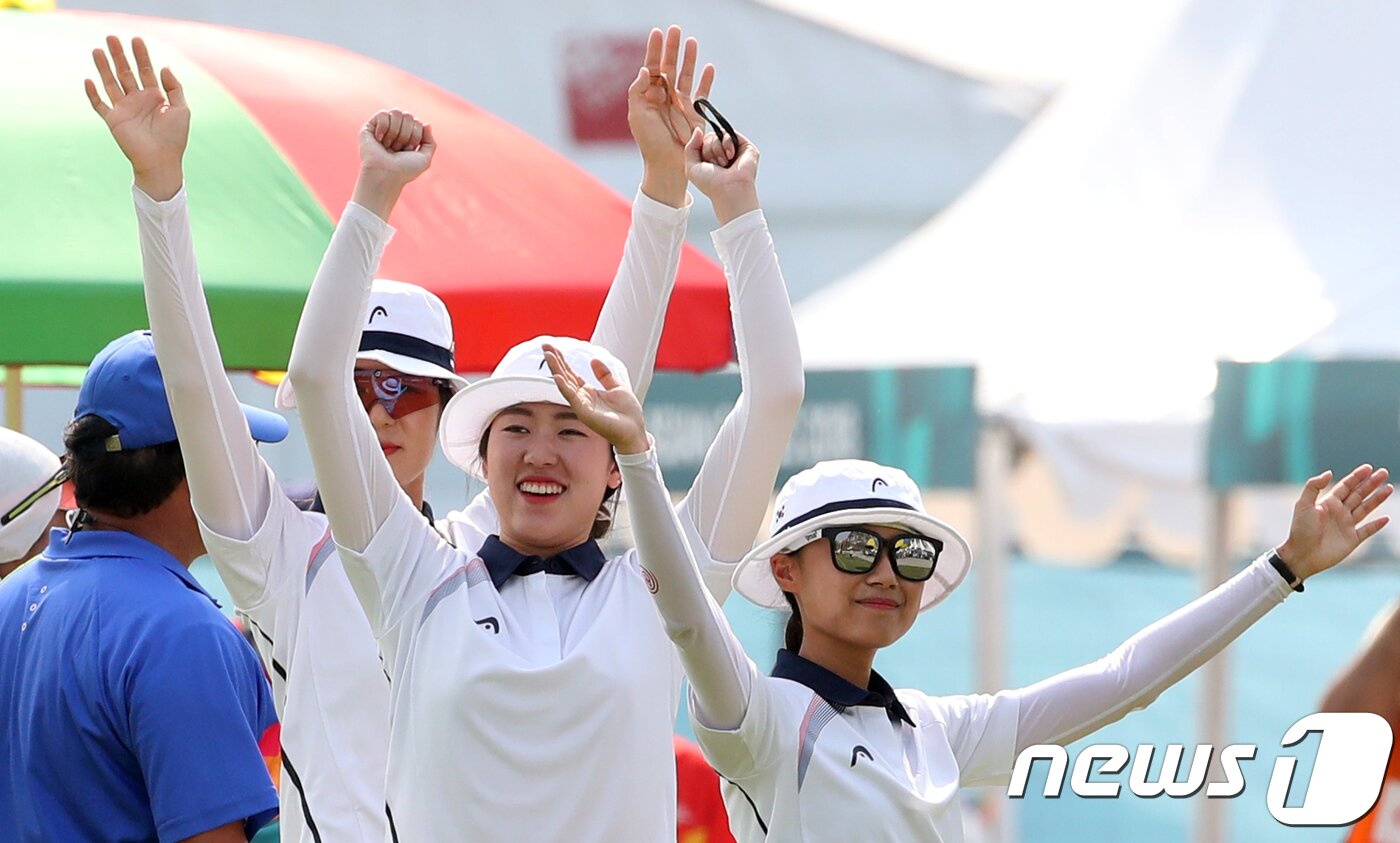 본문 이미지 - 26일 인도네시아 자카르타 겔로라 붕 카르노(GBK) 양궁장에서 열린 2018 자카르타·팔렘방 아시안게임 양궁 컴파운드 여자 단체전 준결승전에서 대한민국 대표팀 송윤수, 소채원, 최보민이 승리 후 손을 흔들고 있다. 2018.8.26/뉴스1 ⓒ News1 김명섭 기자