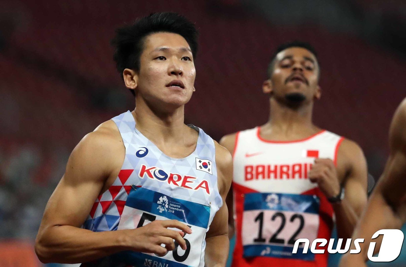 본문 이미지 - 육상 남자 국가대표 김국영이 26일 인도네시아 자카르타 겔로라 붕 카르노(GBK) 스타디움에서 열린 2018 자카르타·팔렘방 아시안게임 남자 육상 100m 준결승전에서 결승선을 통과하고 있다. 2018.8.26/뉴스1 ⓒ News1 김명섭 기자