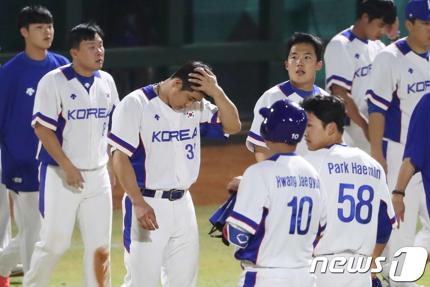 본문 이미지 - 26일 오후 인도네시아 자카르타 겔로라 붕 카르노(GBK) 야구장에서 열린 2018 자카르타·팔렘방 아시안게임 야구 조별리그 B조 1차전 대한민국과 대만의 경기에서 대한민국 선수들이 아쉬워하고 있다. 이날 대한민국은 대만을 상대로 1대2로 패했다. 2018.8.26/뉴스1 ⓒ News1 임세영 기자