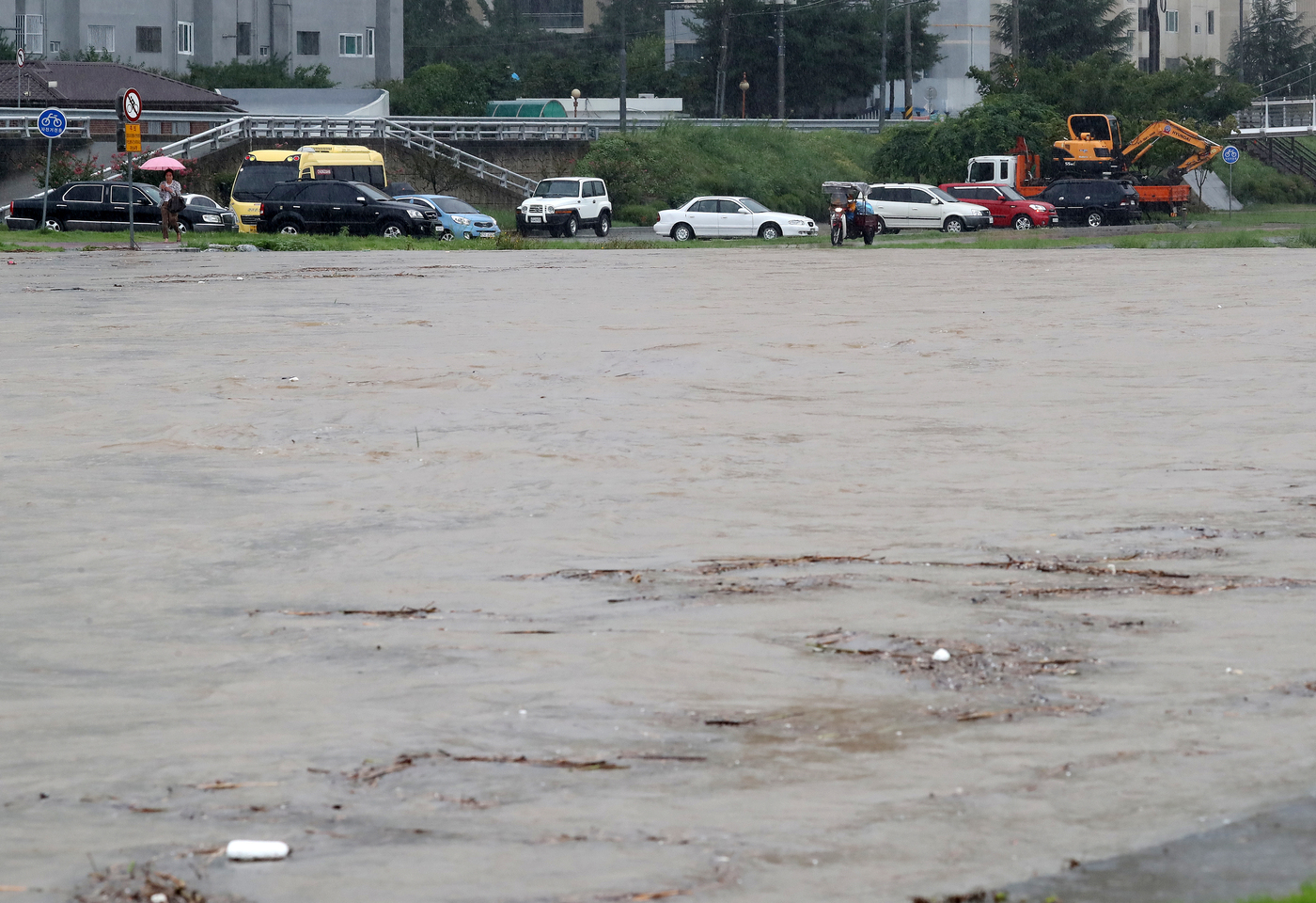 (경산=뉴스1) 공정식 기자 = 대구·경북 일부지역에 이틀간 최고 250mm의 물폭탄이 쏟아지며 호우특보가 발효된 27일 오전 경북 경산시 대평동 영대교 인근 남천 수위가 점점 높 …