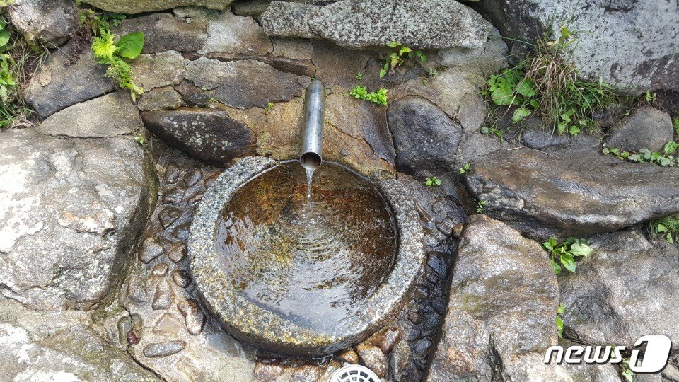 본문 이미지 - 지리산에서 가장 물맛이 좋다는 임걸령 샘물. 가뭄에도 끊이지 않고 차서 지친 등반객에게 인기다. ⓒ News1