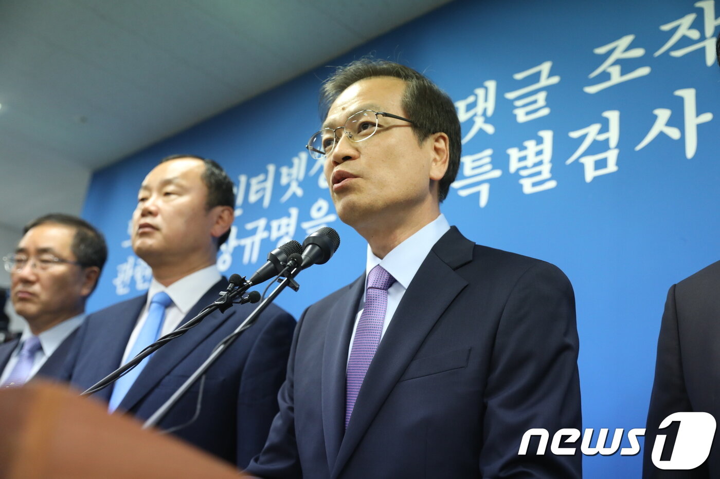 본문 이미지 - 드루킹 일당의 인터넷 댓글조작 사건을 수사한 허익범 특별검사가 서울 서초구 특검 사무실에서 60일 간의 수사 결과에 대해 발표하고 있다. 2018.8.27/뉴스1 ⓒ News1 이광호 기자