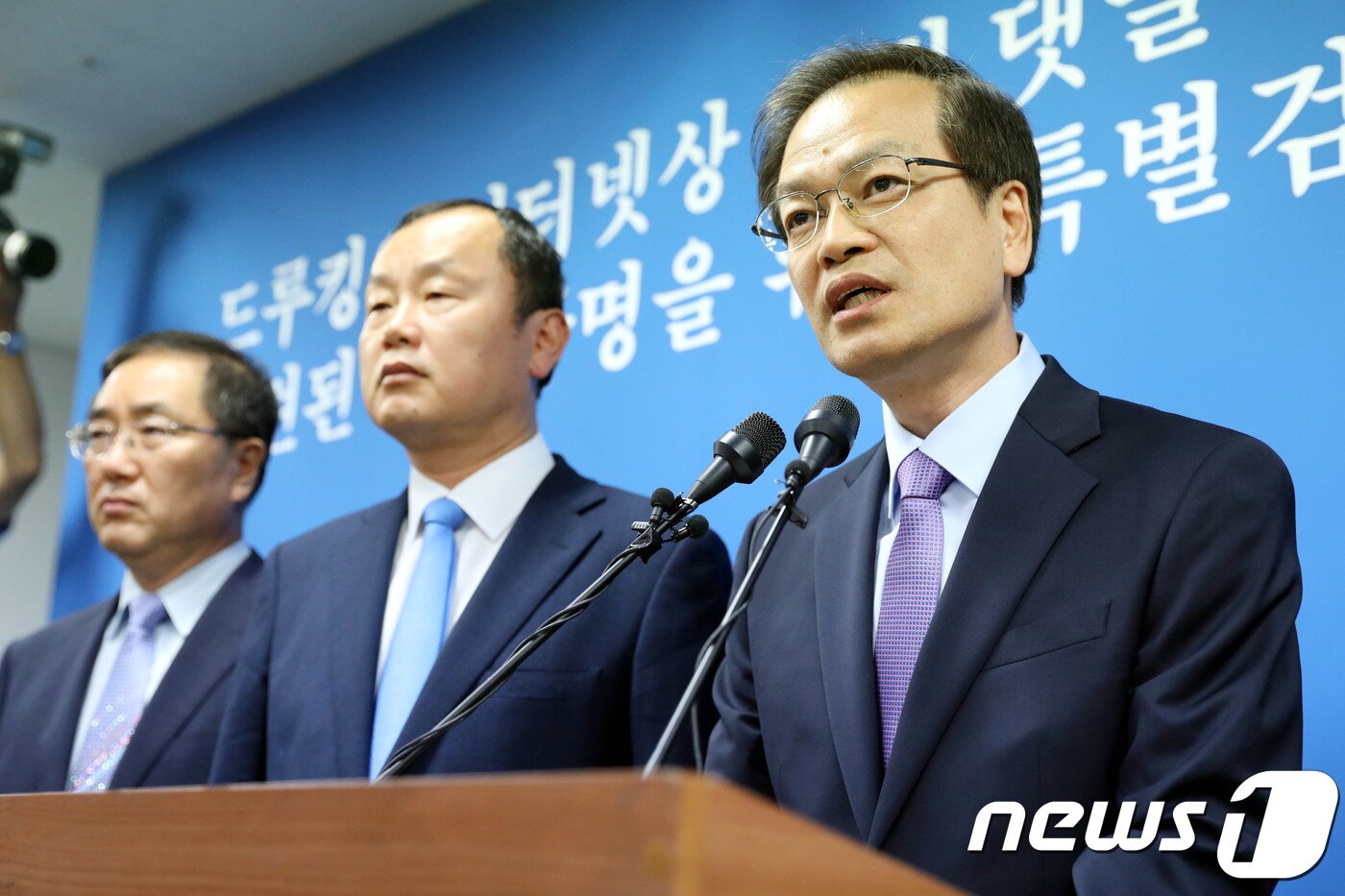본문 이미지 - 드루킹 일당의 인터넷 댓글조작 사건을 수사한 허익범 특별검사가 27일 오후 서울 서초구 특검 사무실 브리핑룸에서 60일 간의 수사 결과에 대해 발표하고 있다.2018.8.27/뉴스1 ⓒ News1 이광호 기자