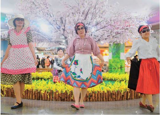 본문 이미지 - 조영주, 그랜드 큐티, 단채널 영상, 7min 34sec, 컬러, 사운드, 2015.(롯데갤러리 제공)