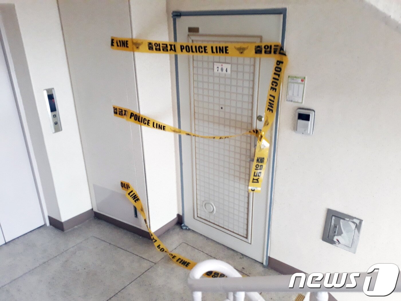 본문 이미지 - 지난 25일 일가족 사망 사건이 일어난 충북 옥천군의 한 아파트 입구.2018.08.27.ⓒ News1