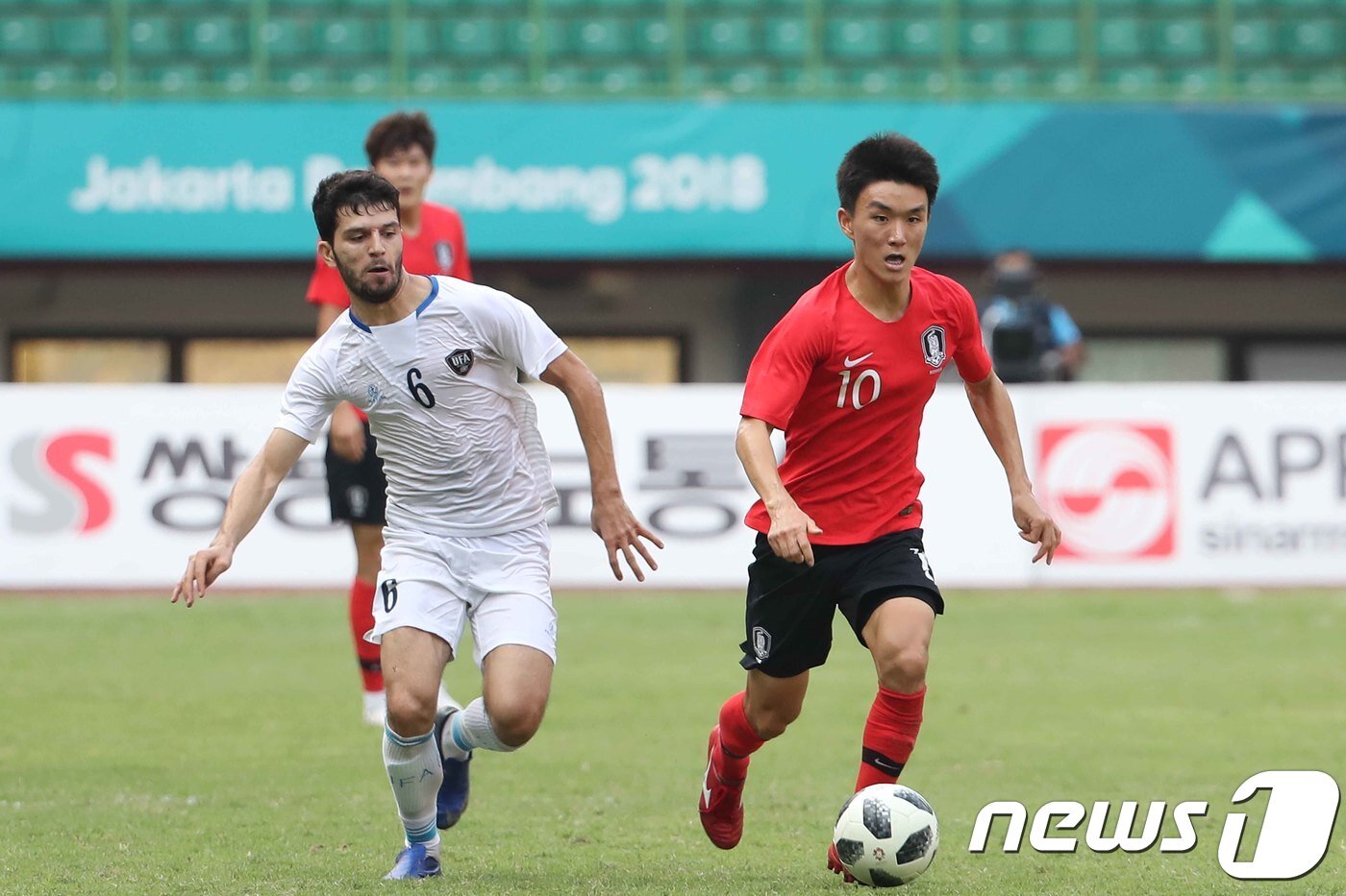 본문 이미지 - 27일 오후 인도네시아 브카시 패트리어트 스타디움에서 열린 2018 자카르타·팔렘방 아시안게임 U-23 남자축구 8강전 대한민국과 우즈베키스탄의 경기에서 황인범이 드리블을 하고 있다. 2018.8.27/뉴스1 ⓒ News1 임세영 기자