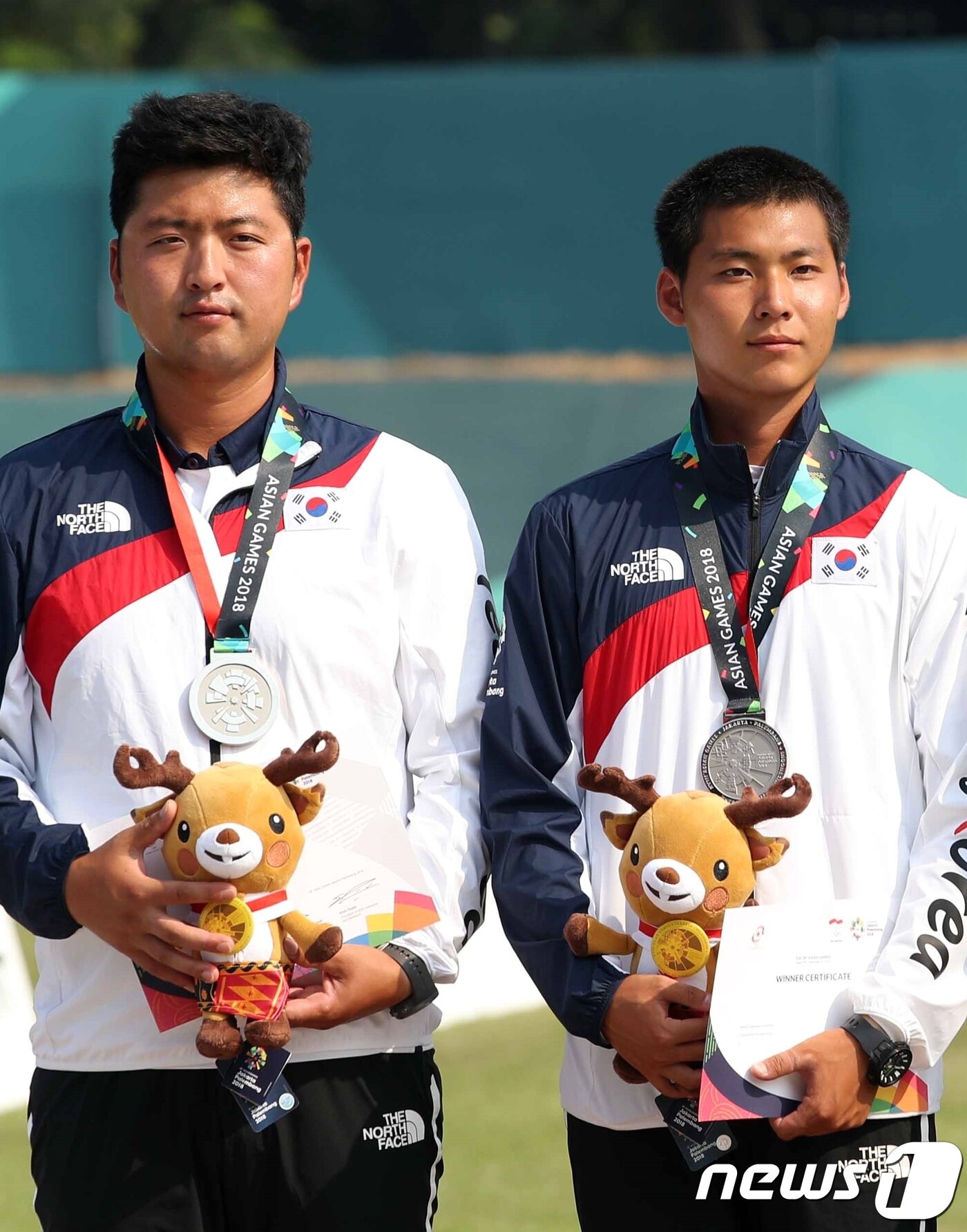 본문 이미지 - 지난 27일 오전 인도네시아 자카르타 겔로라 붕 카르노(GBK) 양궁장에서 열린 2018 자카르타·팔렘방 아시안게임 양궁 남자 리커브 단체전 시상식에서 한국 양궁 대표팀 이우석, 김우진이 포즈를 취하고 있다.2018.8.27/뉴스1 ⓒ News1