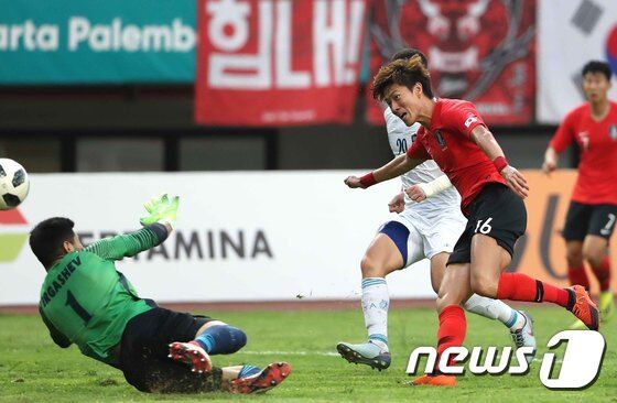 27일 오후 인도네시아 브카시 패트리어트 스타디움에서 열린 2018 자카르타·팔렘방 아시안게임 U-23 남자축구 8강전 대한민국과 우즈베키스탄의 경기에서 황의조가 동점골을 넣고 있다. 2018.8.27/뉴스1 © News1 임세영 기자