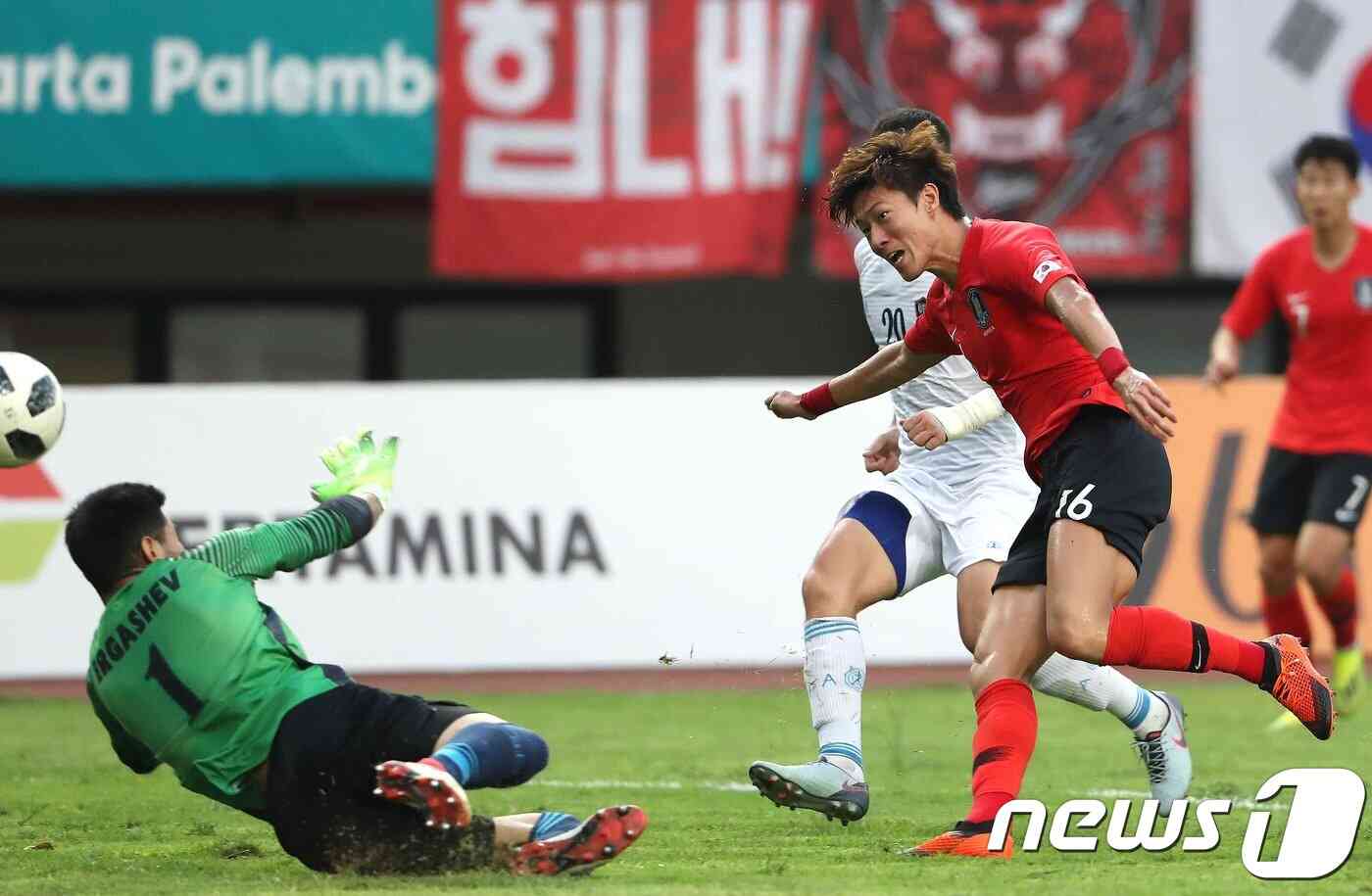 27일 오후 인도네시아 브카시 패트리어트 스타디움에서 열린 2018 자카르타·팔렘방 아시안게임 U-23 남자축구 8강전 대한민국과 우즈베키스탄의 경기에서 황의조가 동점골을 넣고 있다. 2018.8.27/뉴스1 © News1 임세영 기자