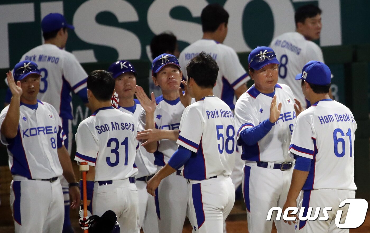 본문 이미지 - 27일 오후 인도네시아 자카르타 겔로라 붕 카르노(GBK) 야구장에서 열린 2018 자카르타·팔렘방 아시안게임 야구 조별리그 B조 2차전 대한민국과 인도네시아의 경기 5회말 대한민국이 15대0 콜드게임으로 승리 후 선동열 감독과 선수들이 하이파이브를 하고 있다. 2018.8.27/뉴스1 ⓒ News1 김명섭 기자